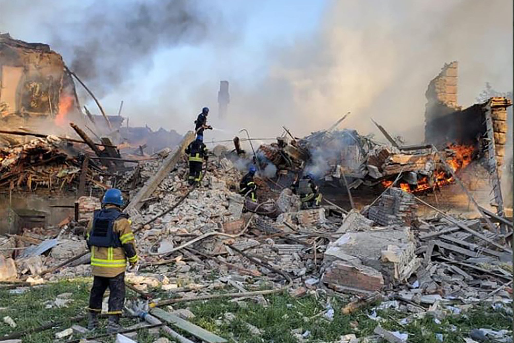 Bomberos ucranianos sofocan un incendio después de que misiles rusos cayeran sobre una escuela en la región de Luhansk, al este de Ucrania