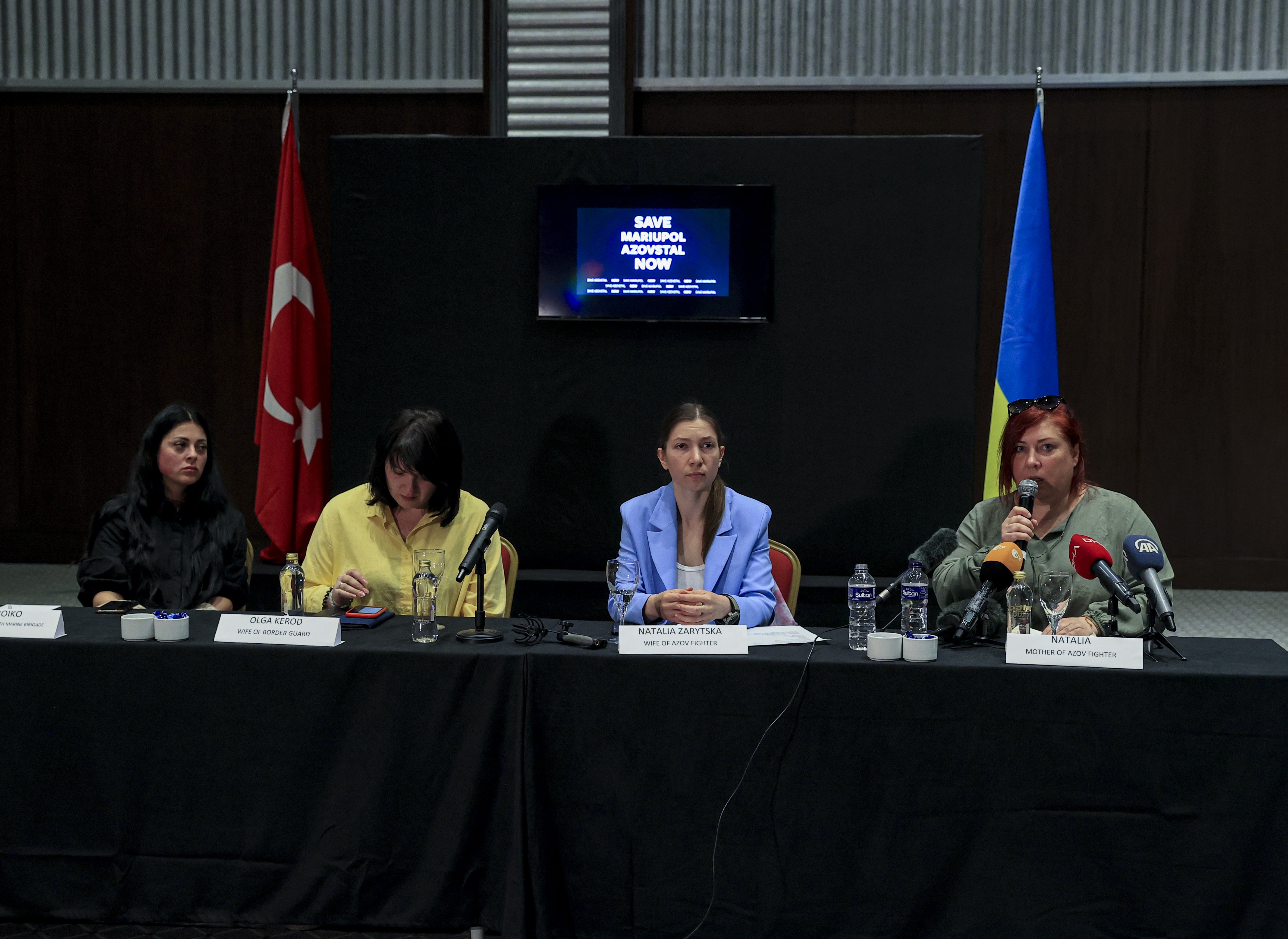 Esposas y madres de soldados ucranianos que se encontraban en las instalaciones de Azovstal, en Mariúpol, dieron una conferencia de prensa en Estambul