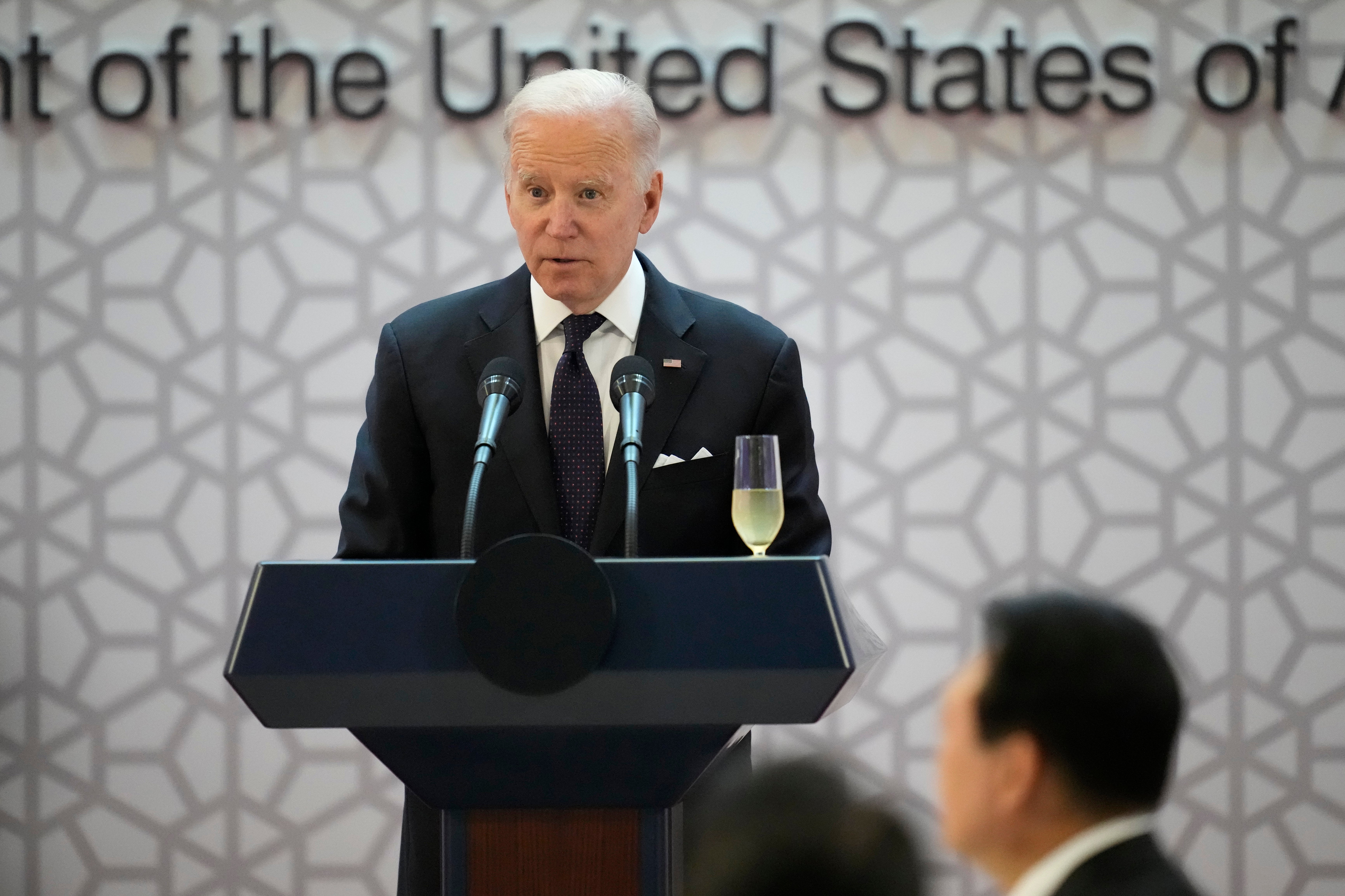 El presidente Joe Biden da un discurso durante la cena de estado organizada por el presidente surcoreano Yoon Suk-yeol en el Museo Nacional de Corea