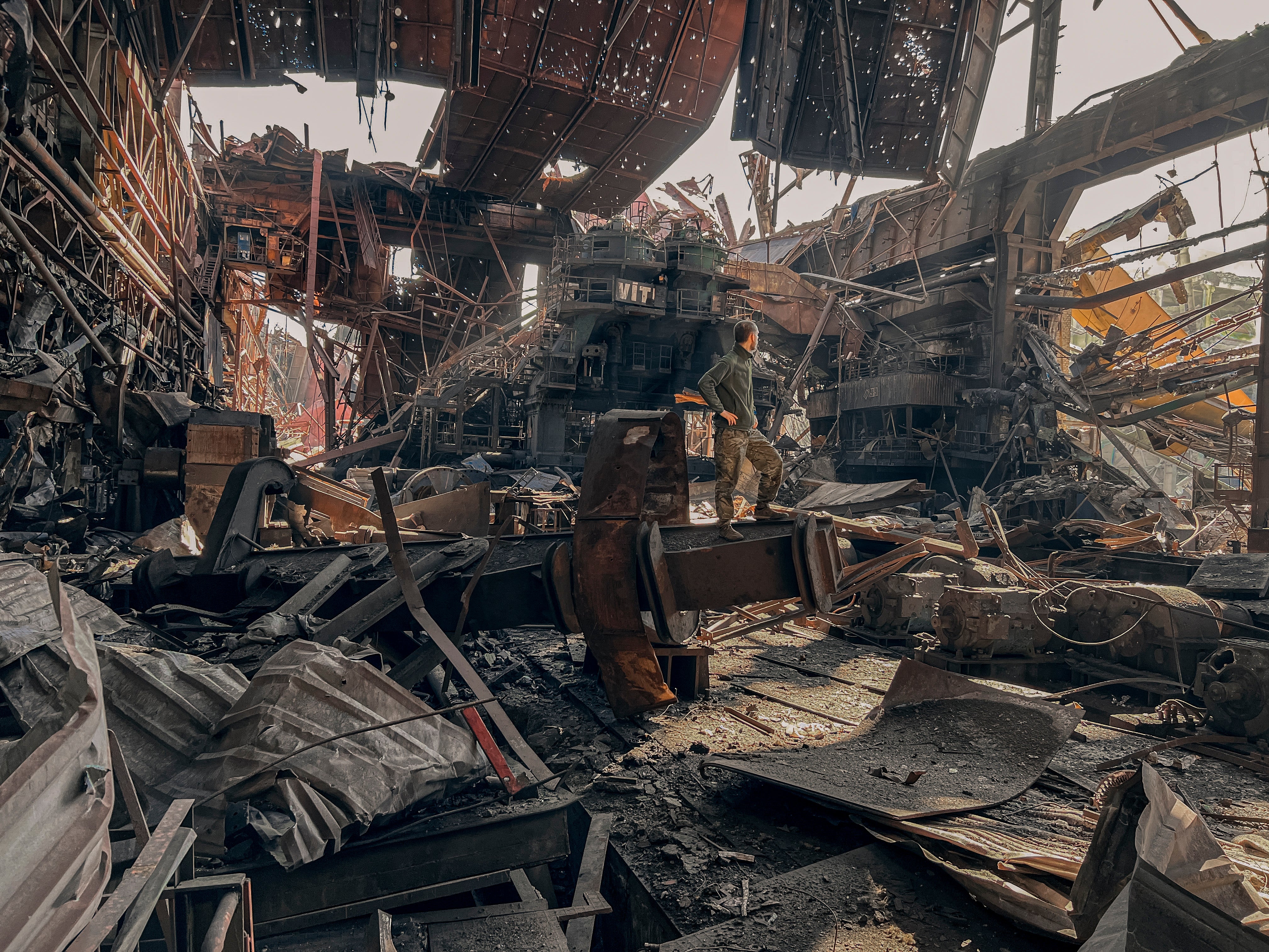 Soldados ucranianos dentro de la destrozada siderúrgica de Azovstal, antes de rendirse ante las fuerzas rusas