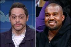 SNL: Pete Davidson bromea sobre su compromiso con Ariana Grande y sobre Kanye West en su último episodio