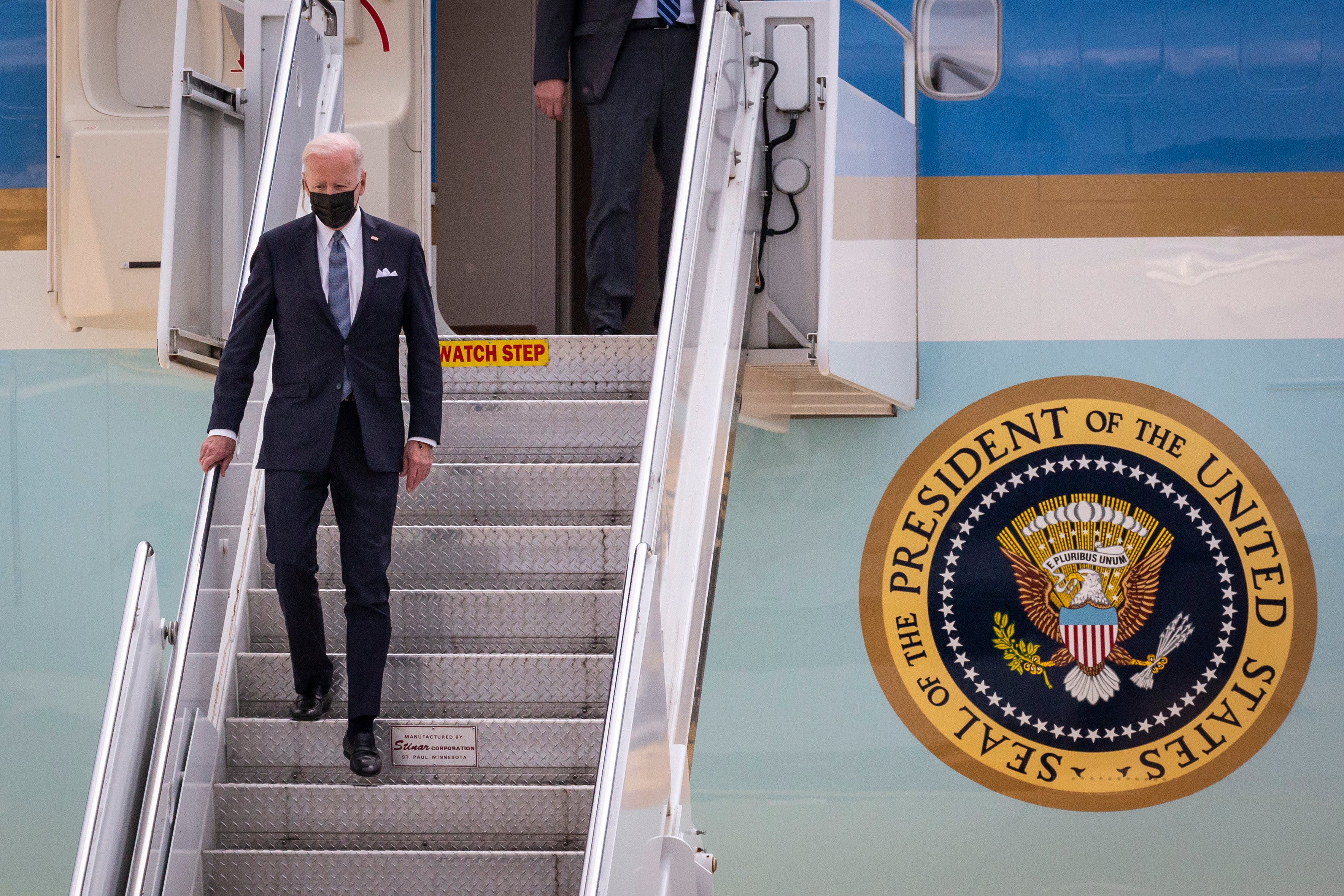 El presidente Joe Biden baja del Air Force One en Japón en la segunda etapa de su viaje a Asia