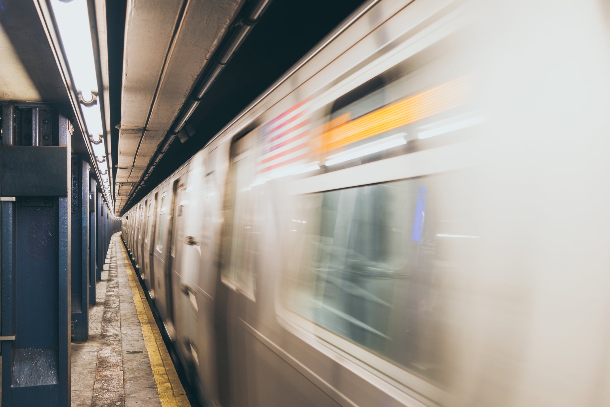 Un joven de 25 años fue apuñalado en un tren subterráneo de Brooklyn el sábado por la noche
