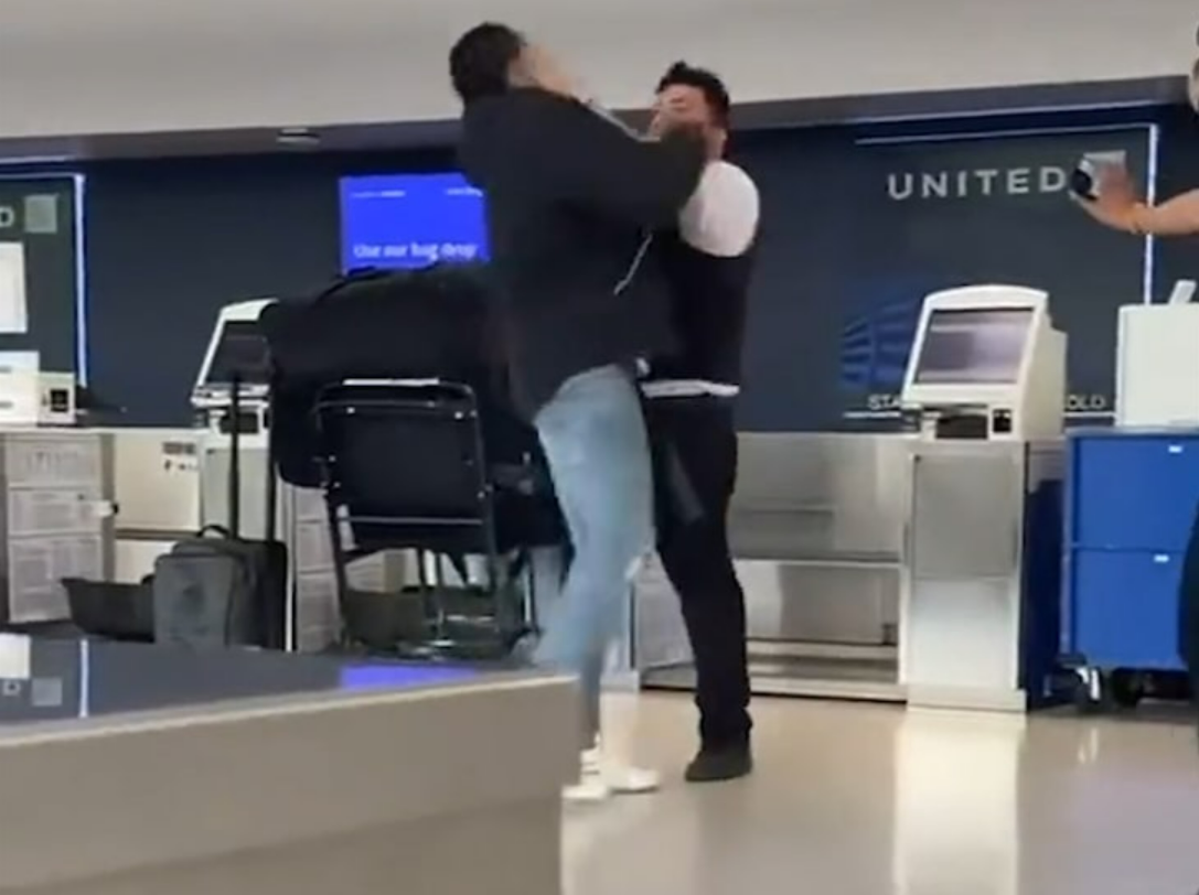 Un empleado de United Airlines y un pasajero entablaron un altercado físico en el Aeropuerto Internacional de Newark que fue captado en cámara