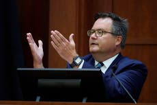 Relato de Depp sobre cómo se cortó el dedo es “inconsistente” con una lesión, dice cirujano