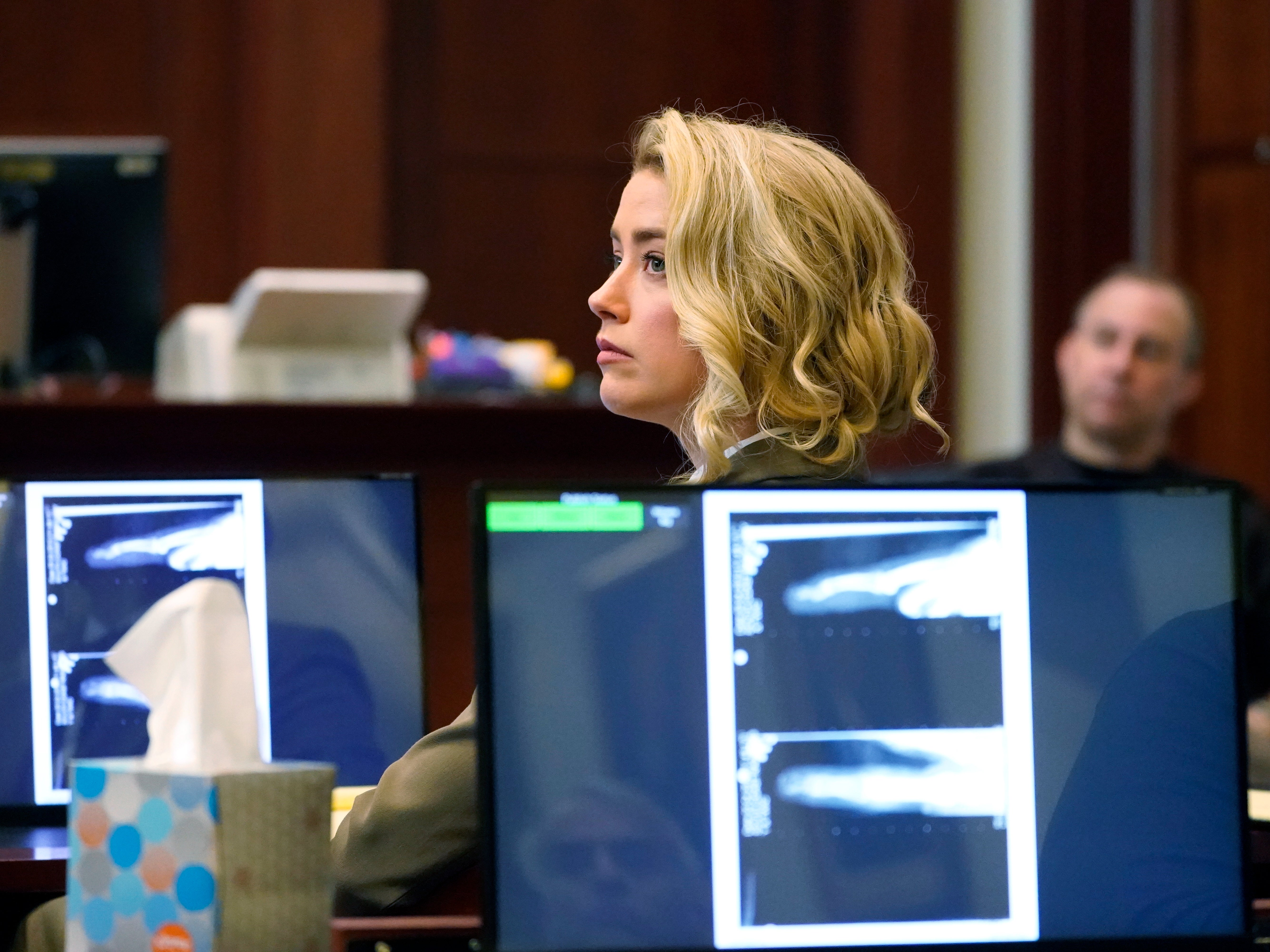 Amber Heard escucha en la Corte del Condado de Fairfax, el 23 de mayo de 2022