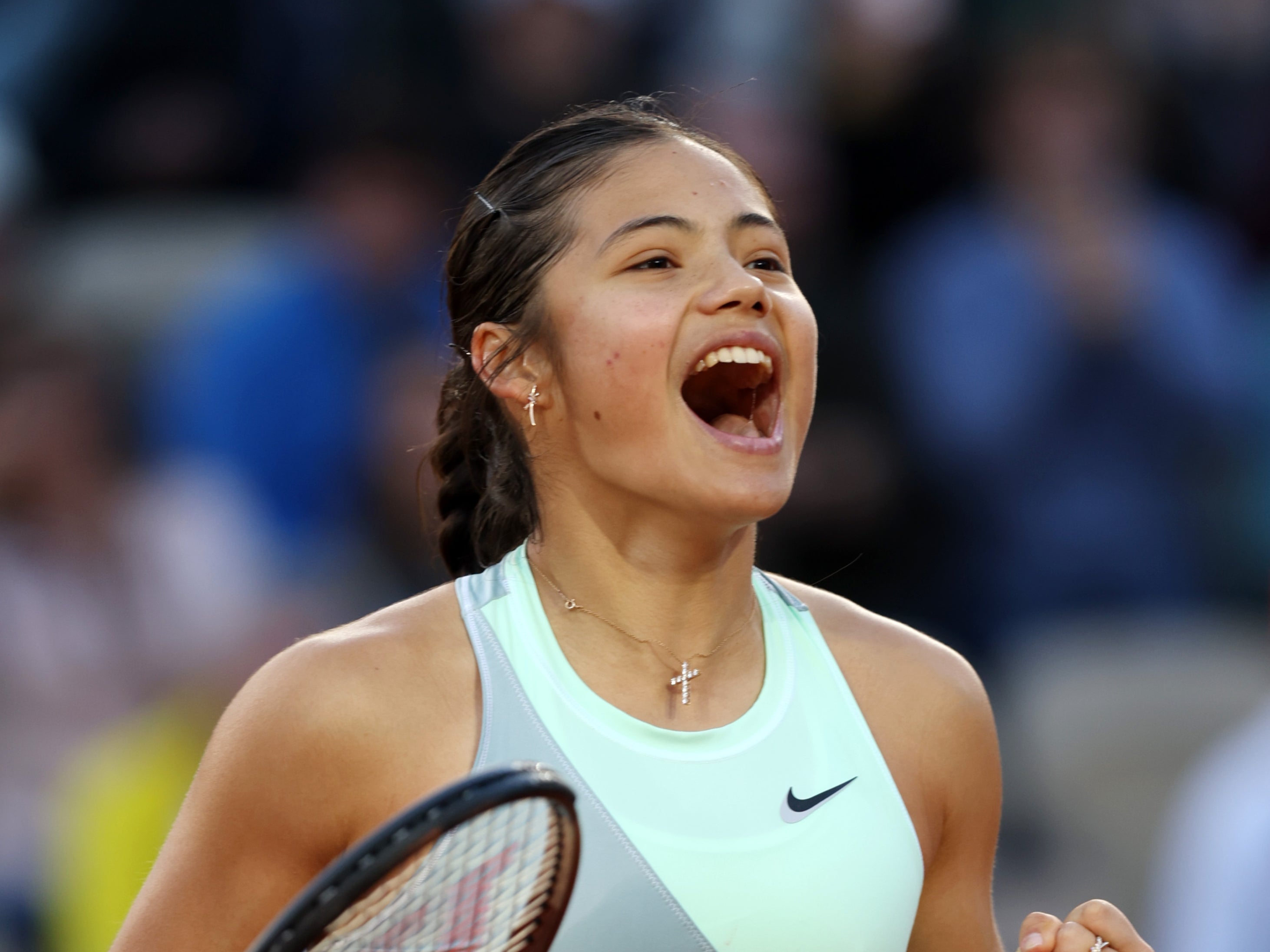Emma Raducanu celebra su victoria en la primera ronda del Roland Garros