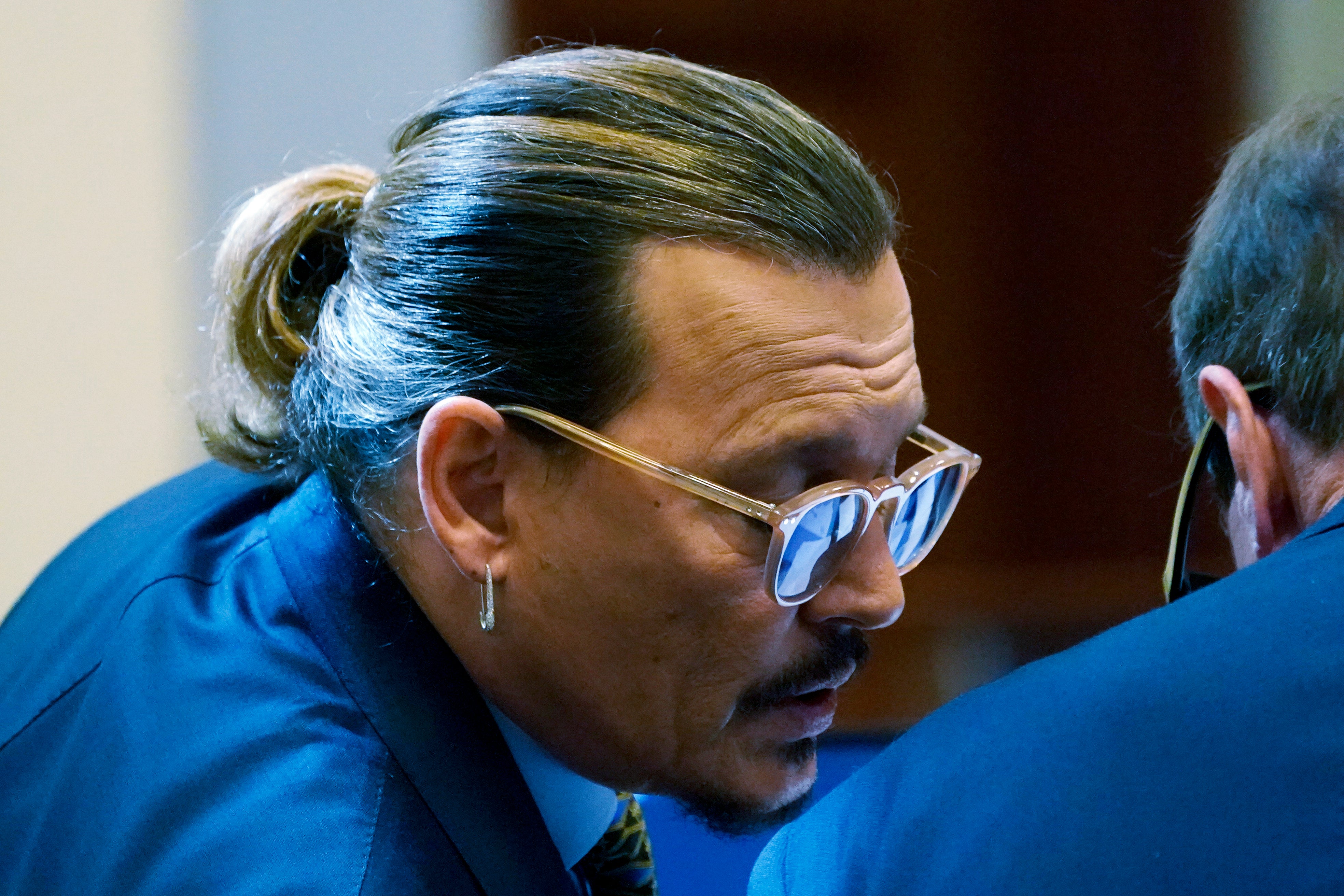 Johnny Depp consulta con su abogado Ben Chew