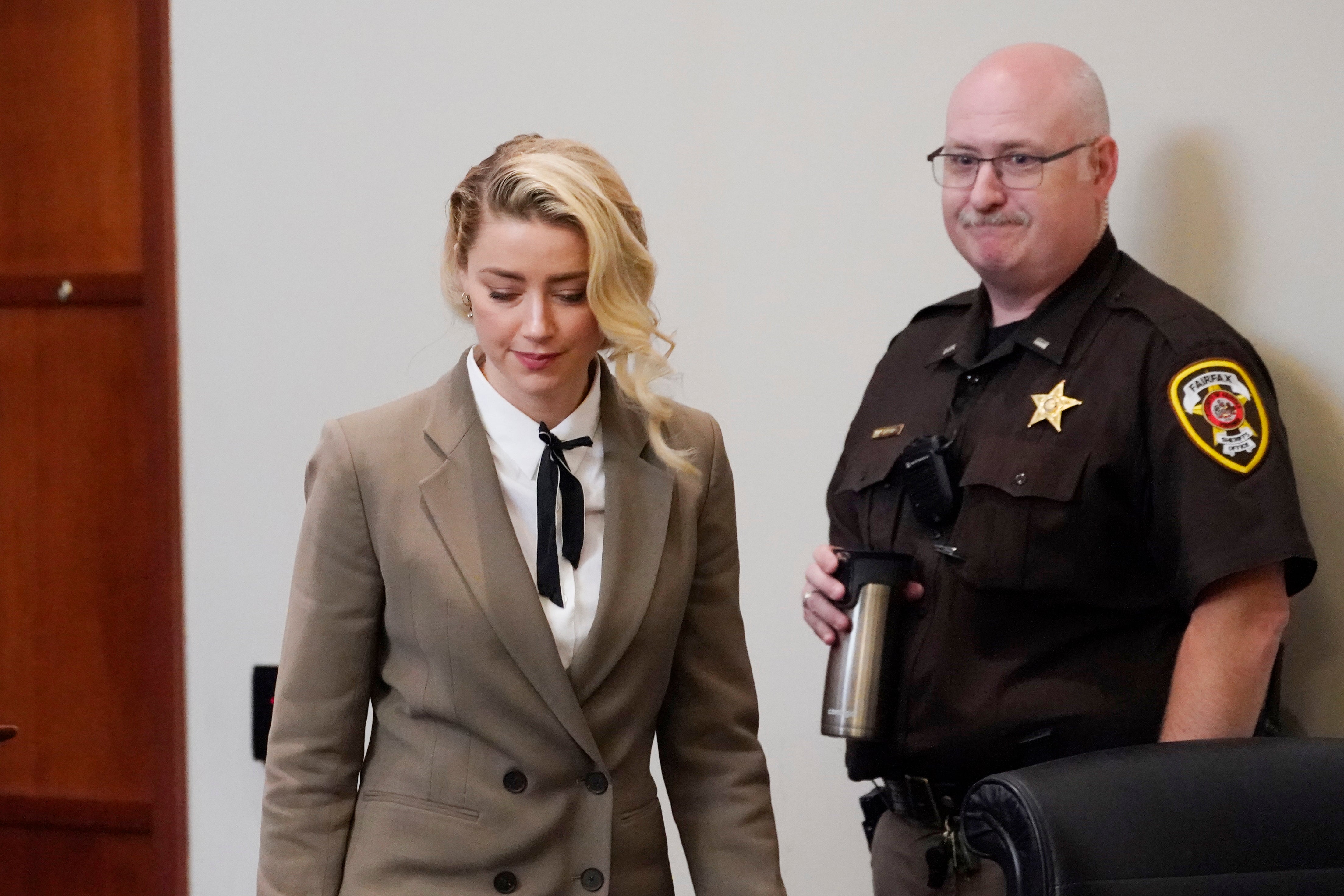 La actriz Amber Heard llega a la sala del tribunal después de un descanso en el Tribunal de Circuito del Condado de Fairfax en Fairfax el 23 de mayo