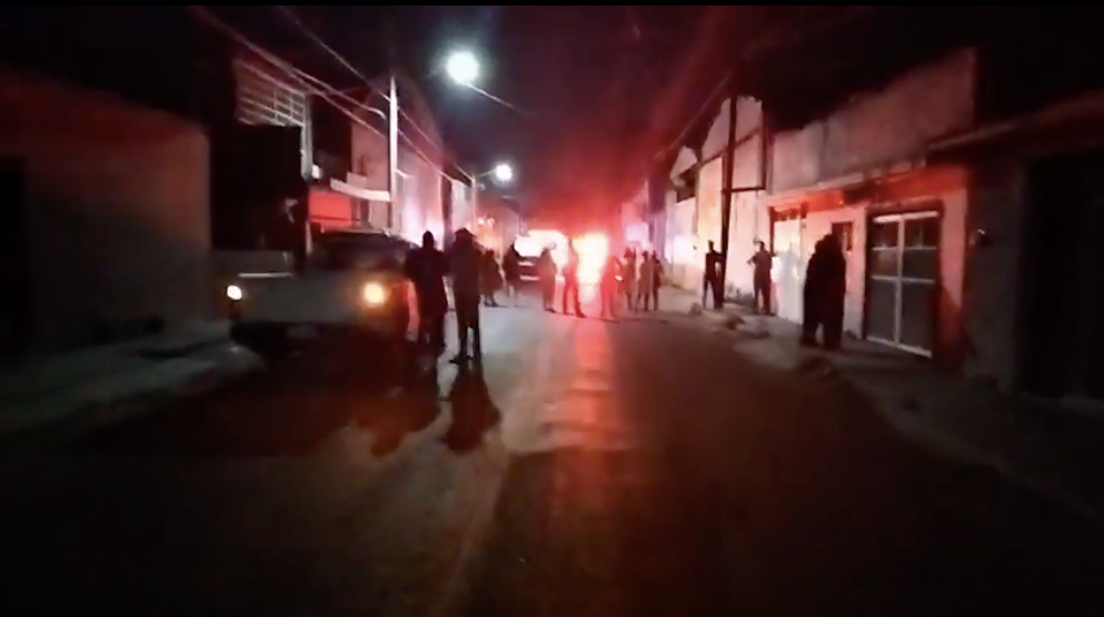 La escena afuera del hotel en Celaya que fue atacado por 15 hombres armados el lunes en la noche