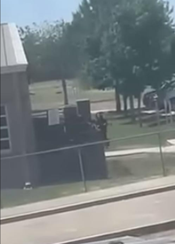 Un vídeo del lugar del tiroteo muestra al hombre armado entrando en la escuela