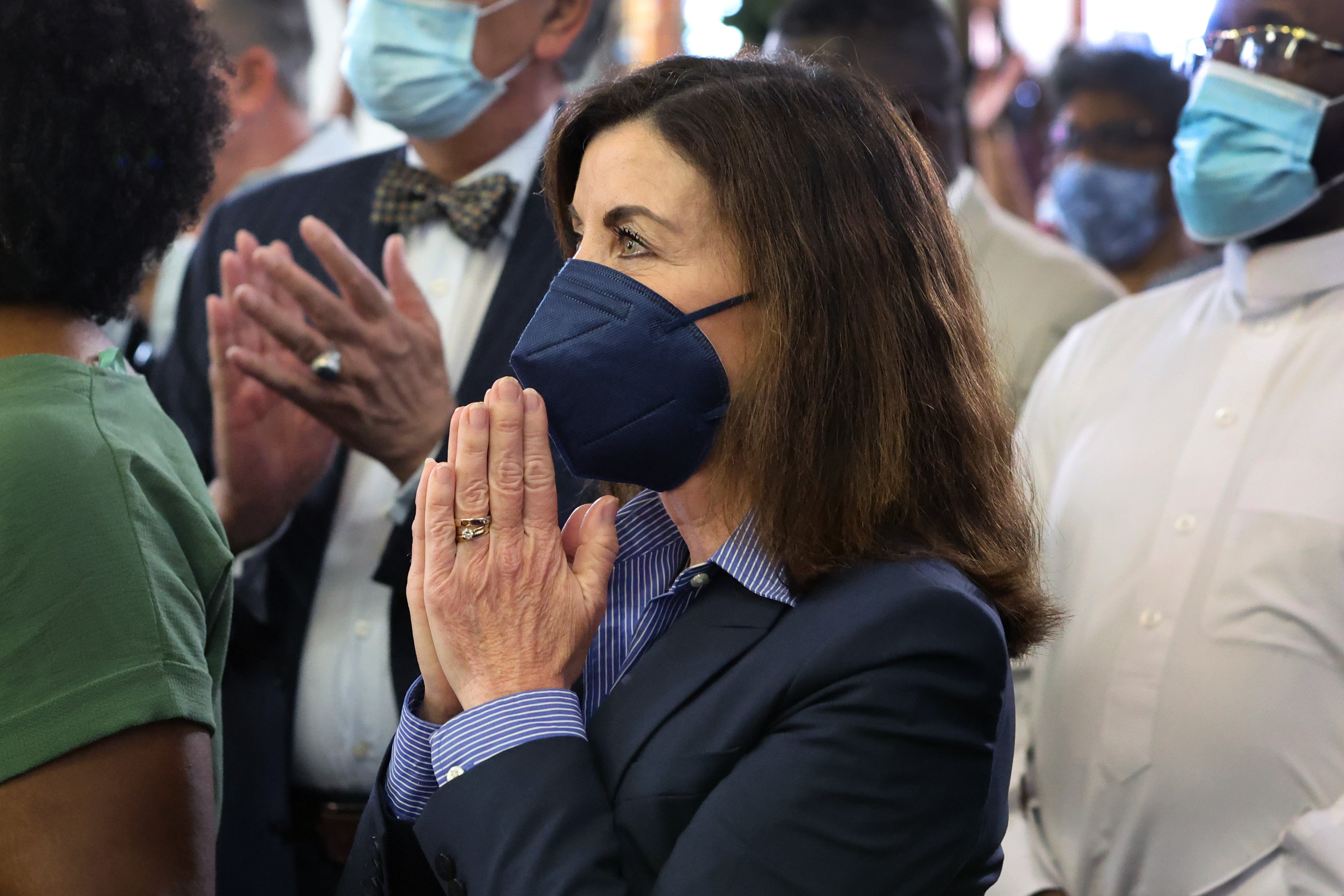 Gobernadora de Nueva York dice que solo los mayores de 21 años deberían poder comprar rifles de asalto