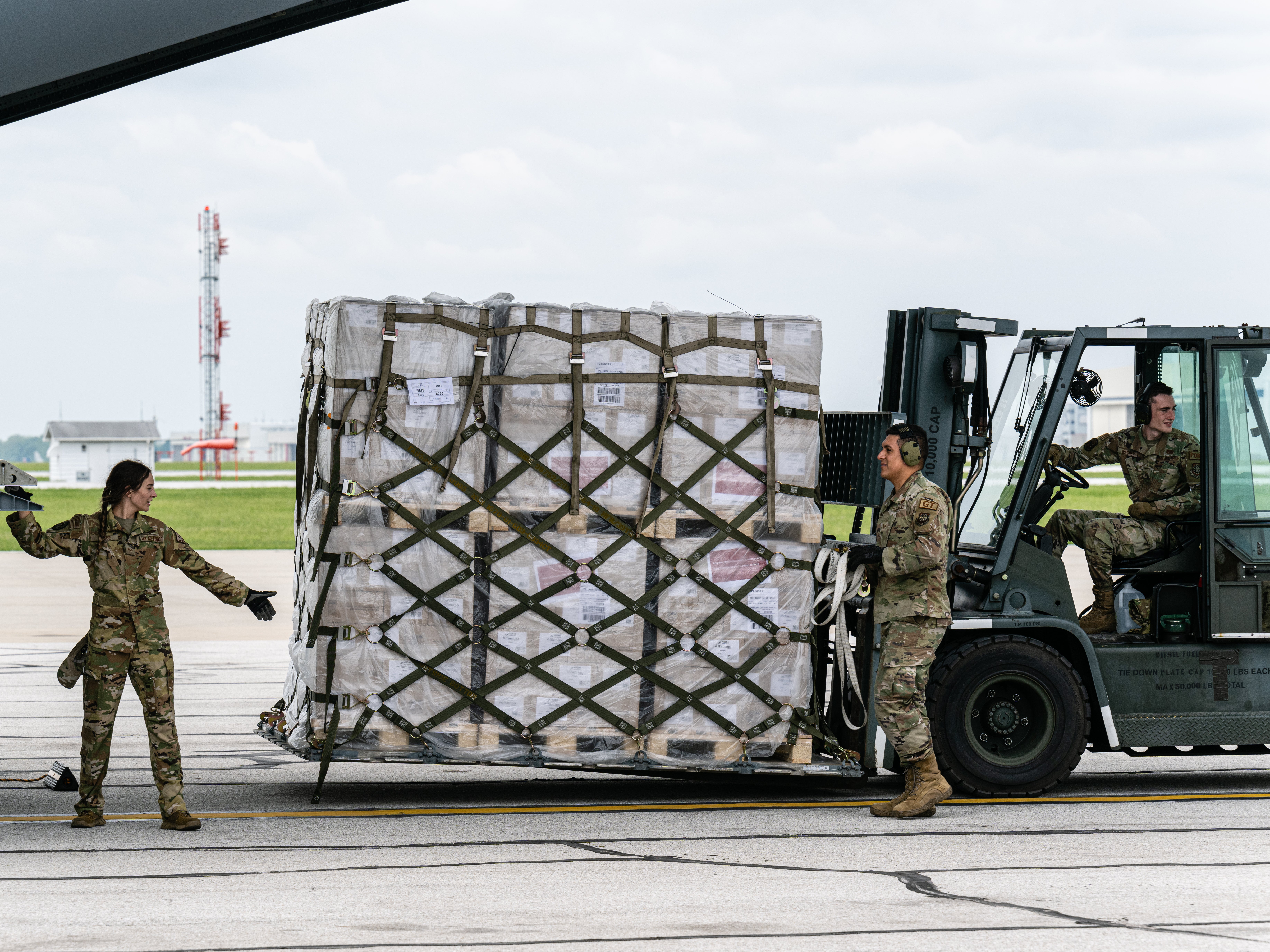 Aviadores descargan tarimas de la bahía de carga de un C-17 de la Fuerza Aérea de EE.UU. que transporta 78.000 libras (más de 35 toneladas) de leche de fórmula Nestle Health Science Alfamino Infant y Alfamino Junior desde Europa en el aeropuerto de Indianápolis el 22 de mayo de 2022 en Indianápolis, Indiana