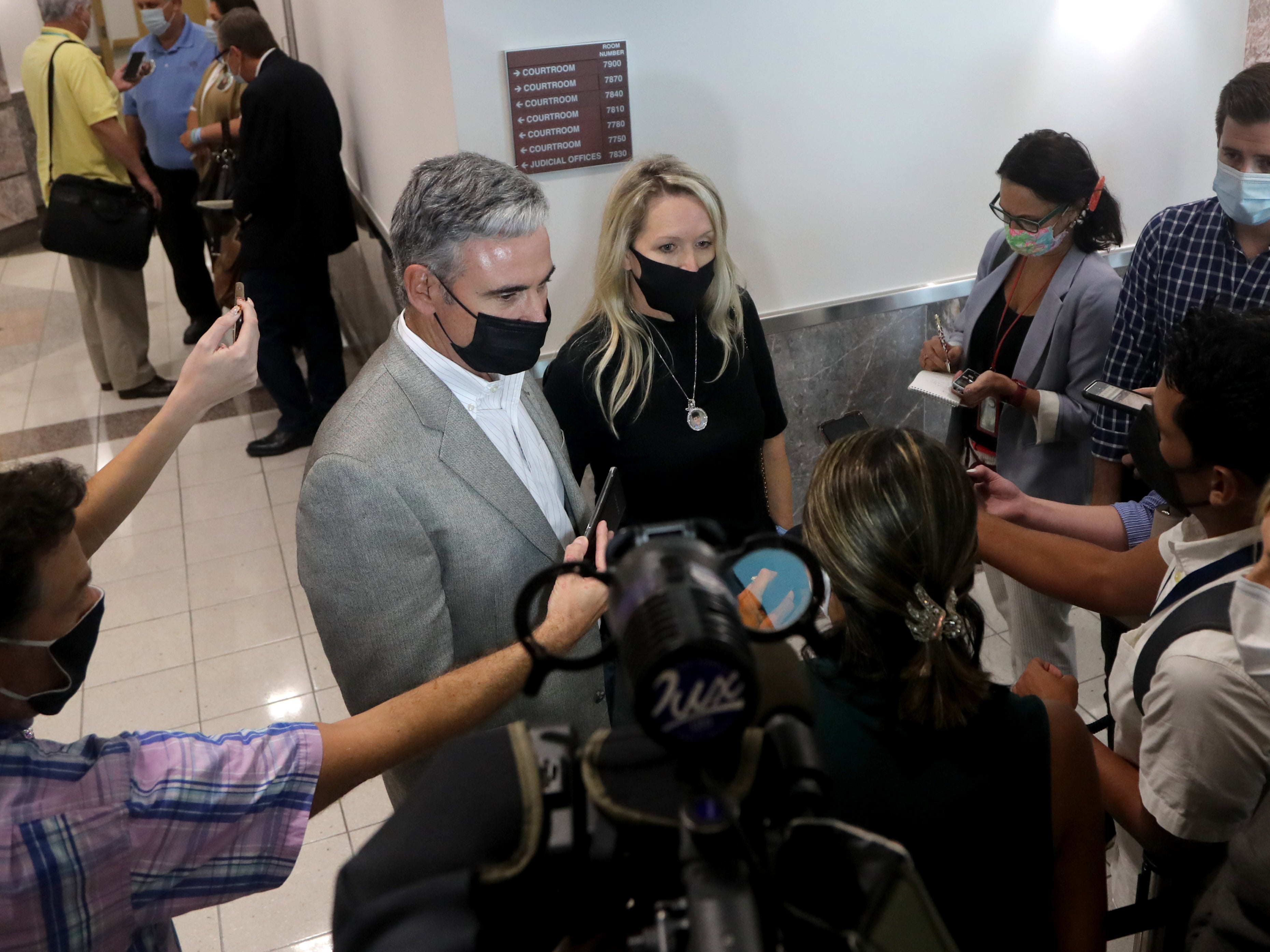 Gena y Tom Hoyer, los padres de Luke Hoyer hablan con los medios de comunicación en el Tribunal del Condado de Broward el 20 de octubre de 2021 en Fort Lauderdale, Florida