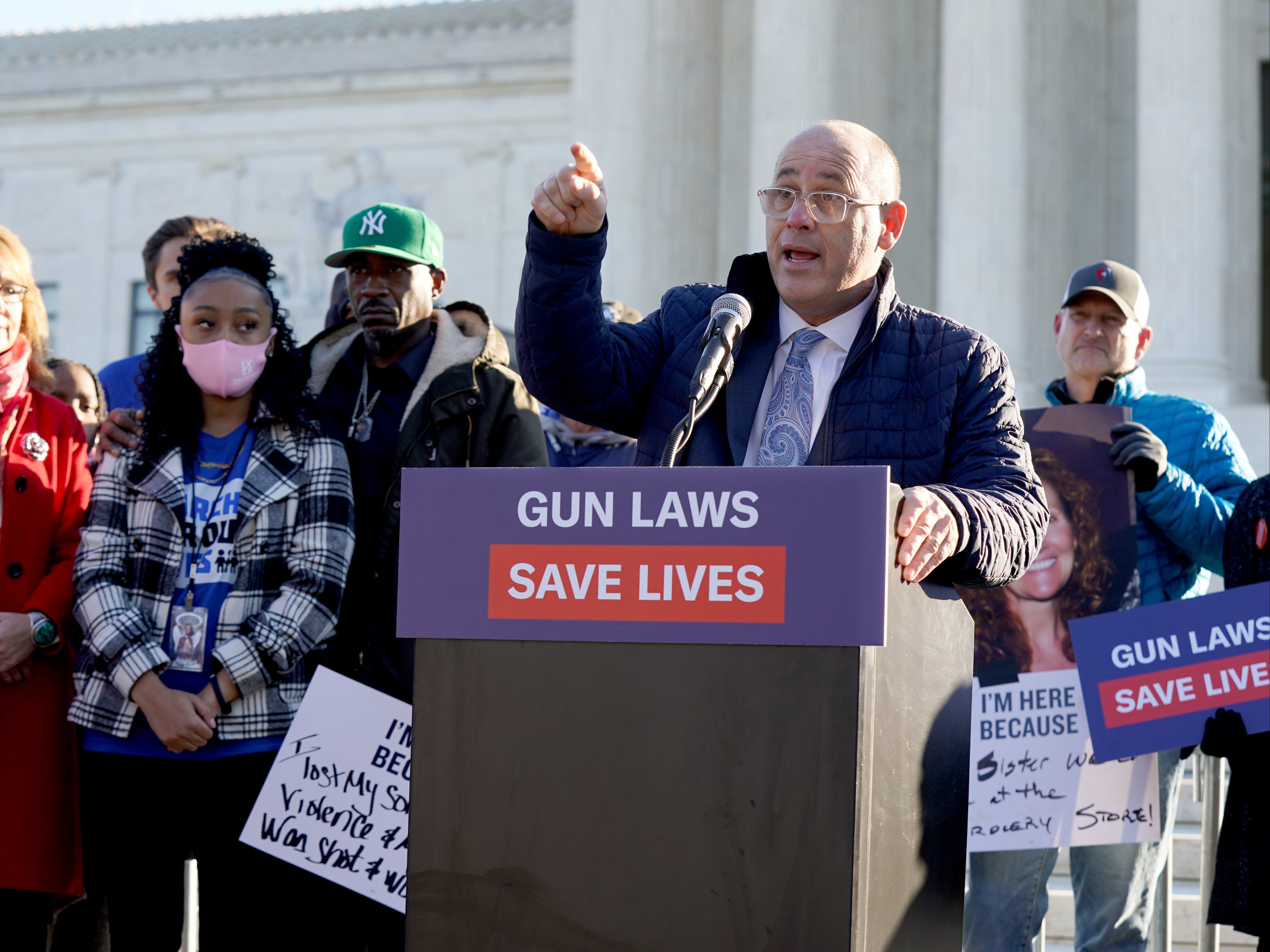 Fred Guttenberg habla mientras Gabby Giffords (a su izquierda), David Hogg (también a su izquierda) y los sobrevivientes de la violencia armada se reúnen frente a la Corte Suprema antes del argumento oral en NYSRPA vs. Bruen el 03 de noviembre de 2021 en Washington, D. C.