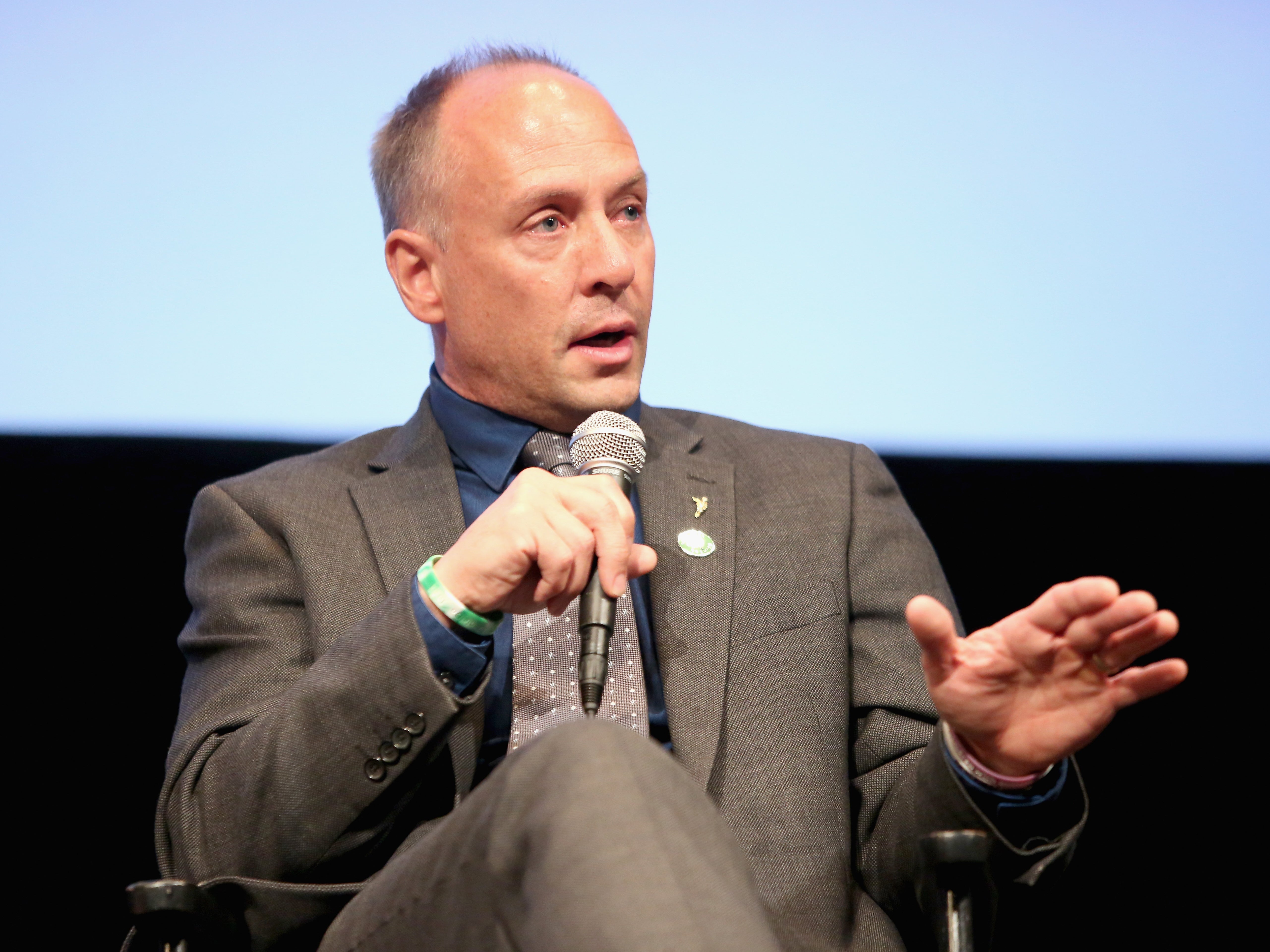 El padre de una de las víctimas de Sandy Hook, Mark Barden, habla en el escenario durante el evento de estreno de ‘Under the Gun NY’ con Katie Couric y Stephanie Soechtig el 12 de mayo de 2016 en la ciudad de Nueva York