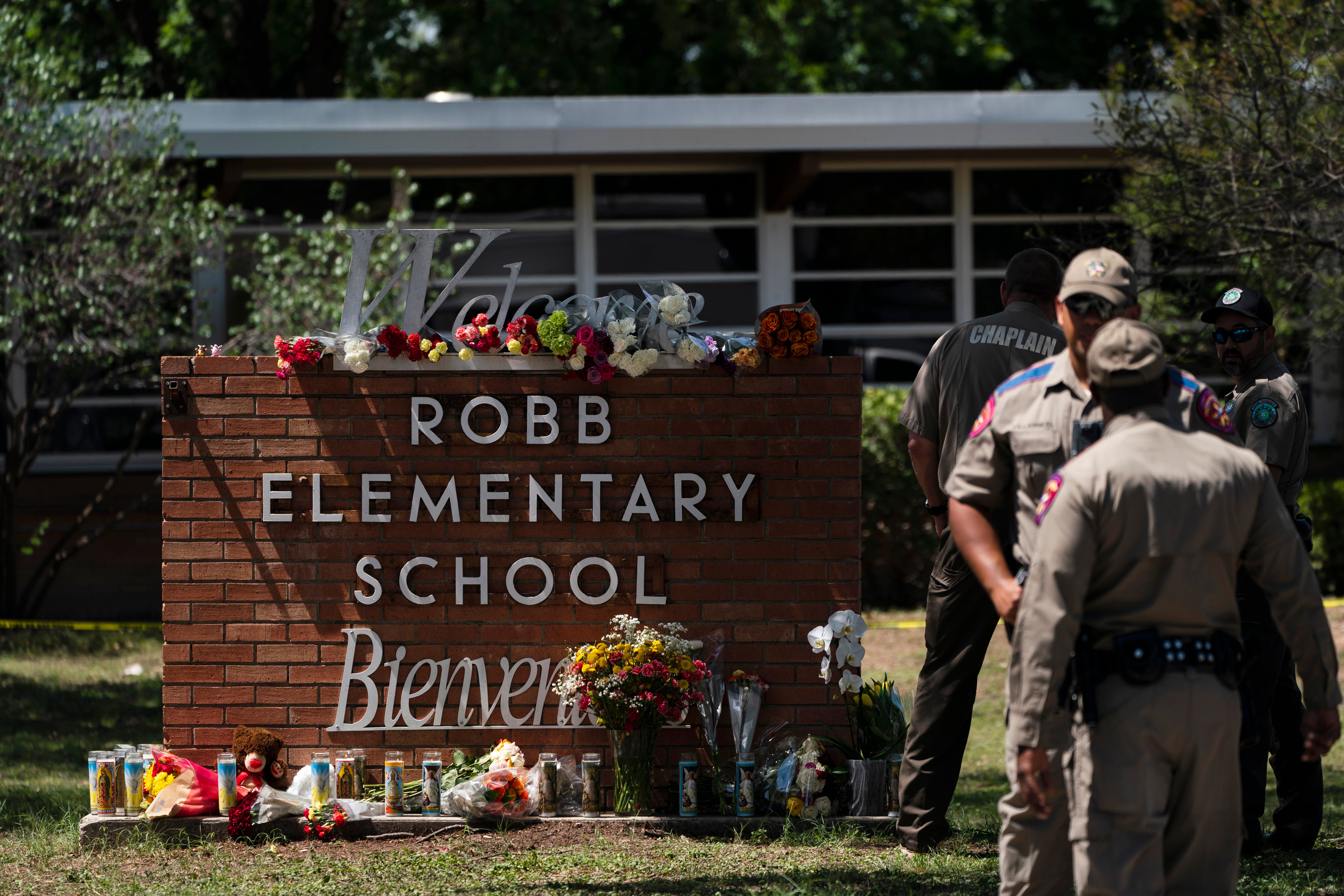 Colocaron flores y velas afuera de la escuela primaria Robb en Uvalde, Texas, el miércoles 25 de mayo de 2022 para conmemorar a las víctimas asesinadas en el tiroteo escolar del martes