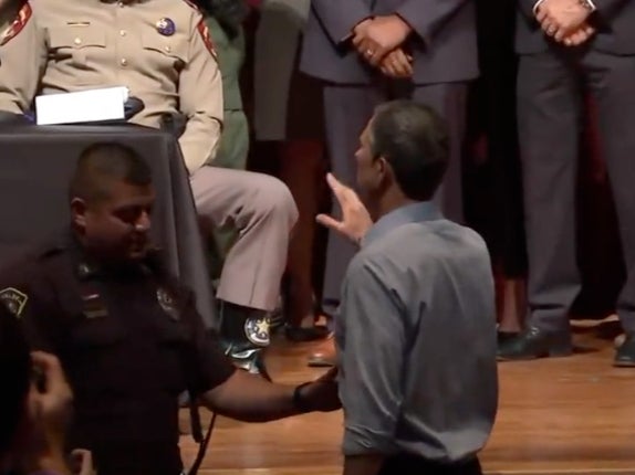 Expulsan a Beto O’Rourke de la rueda de prensa sobre el tiroteo en Texas tras gritar a los oradores