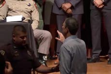 Expulsan a Beto O’Rourke de la rueda de prensa sobre el tiroteo en Texas tras gritar a los oradores