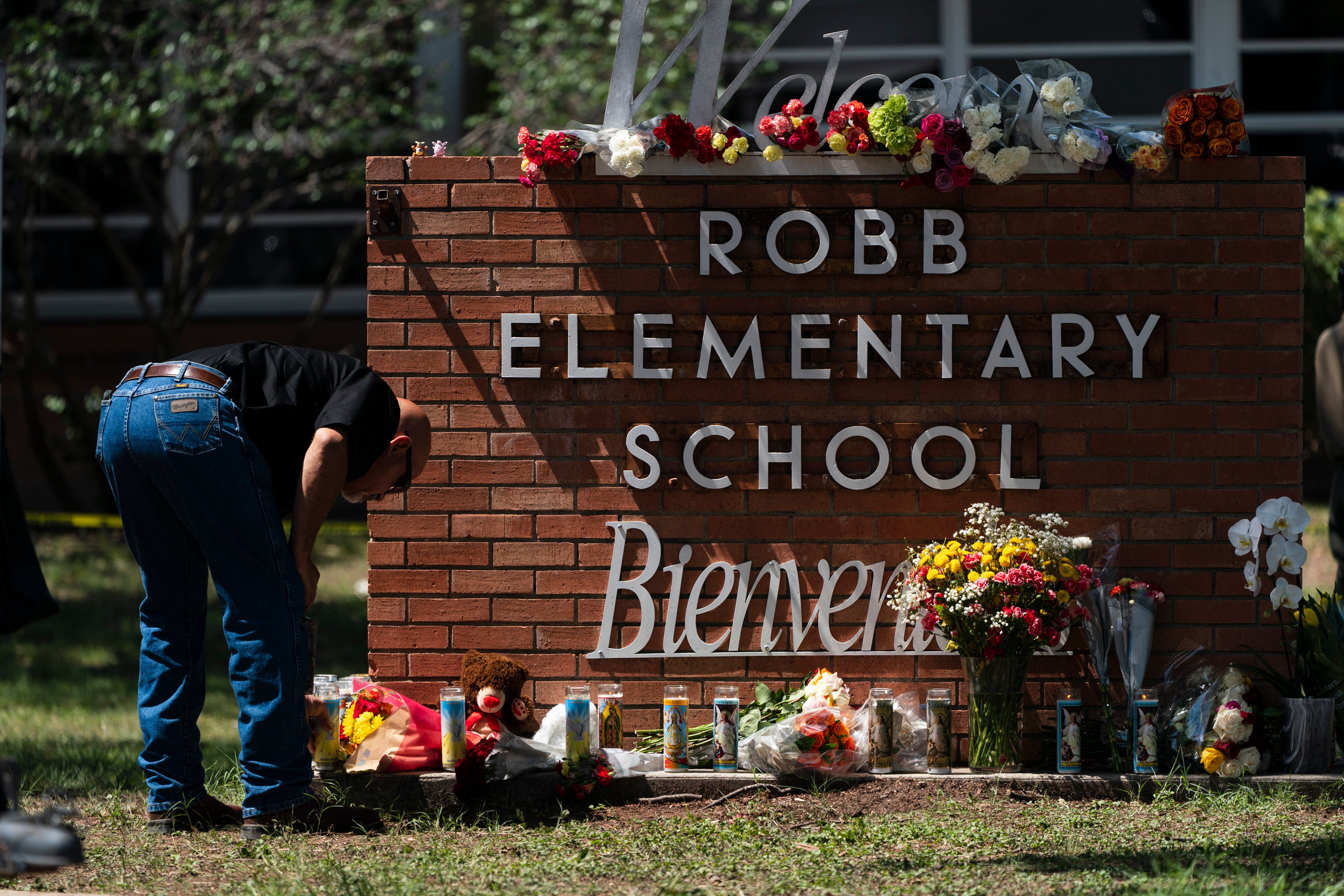 Al menos 19 niños y dos adultos han fallecido después de que un adolescente abriera fuego en la Escuela Primaria Robb en la ciudad estadounidense de Uvalde, Texas, el martes (Jae C Hong/AP)