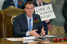 Oklahoma promulga prohibición a aborto más dura de EEUU