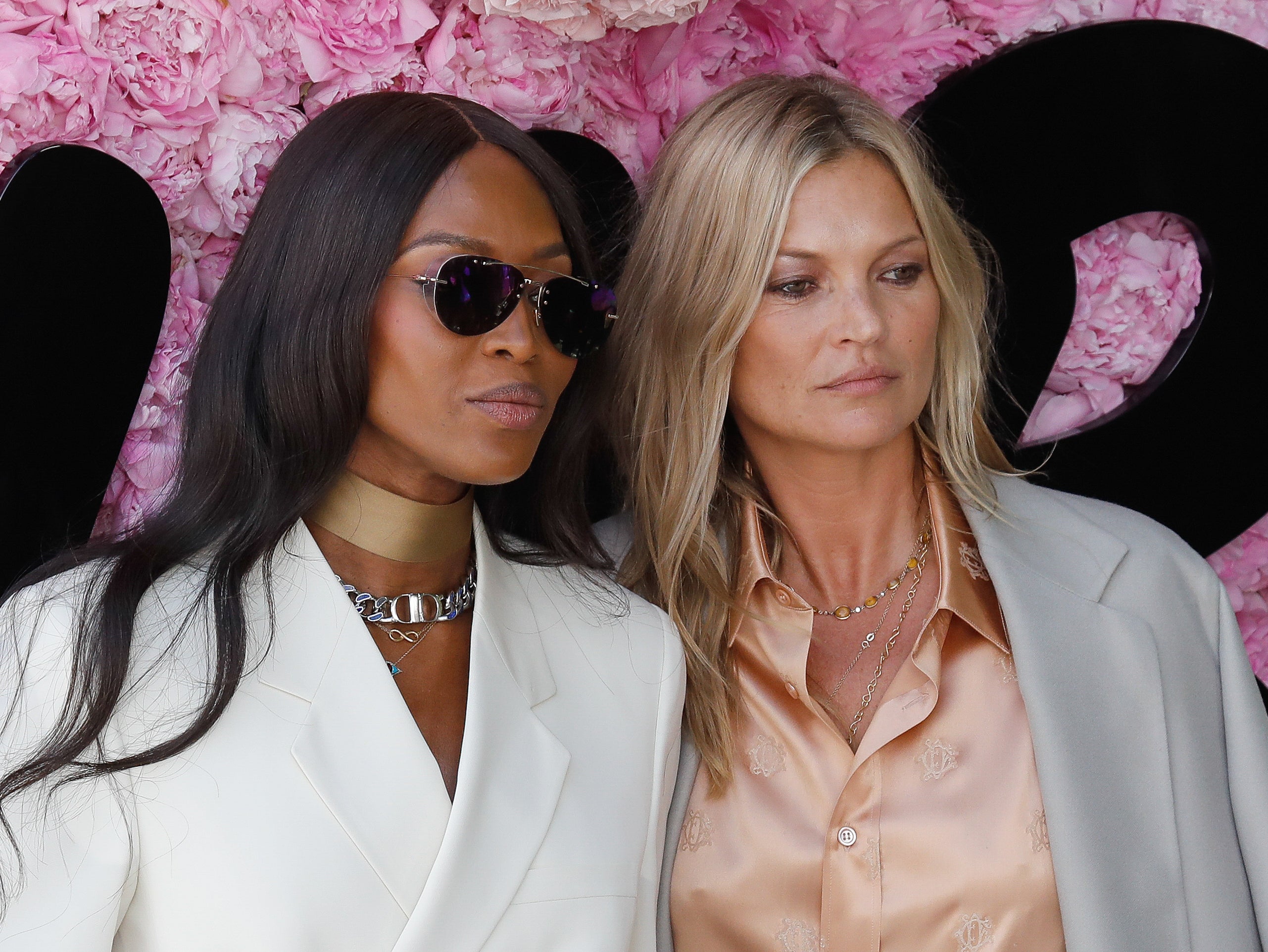 Las modelos Naomi Campbell (izq.) y Kate Moss asisten al desfile de Dior Hombre Primavera/Verano 2019 el 23 de junio de 2018