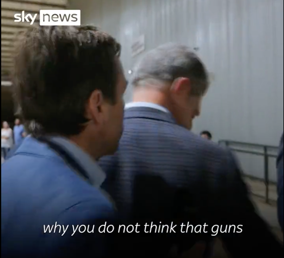El senador Ted Cruz se aleja de un periodista de Sky News tras ser presionado para responder a preguntas sobre el control de armas