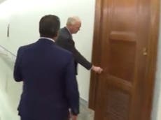 Senador que recibió $1 millón de la NRA trata de entrar a oficina cerrada para evitar preguntas sobre tiroteo