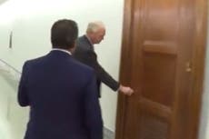 Senador que recibió $1 millón de la NRA trata de entrar a oficina cerrada para evitar preguntas sobre tiroteo