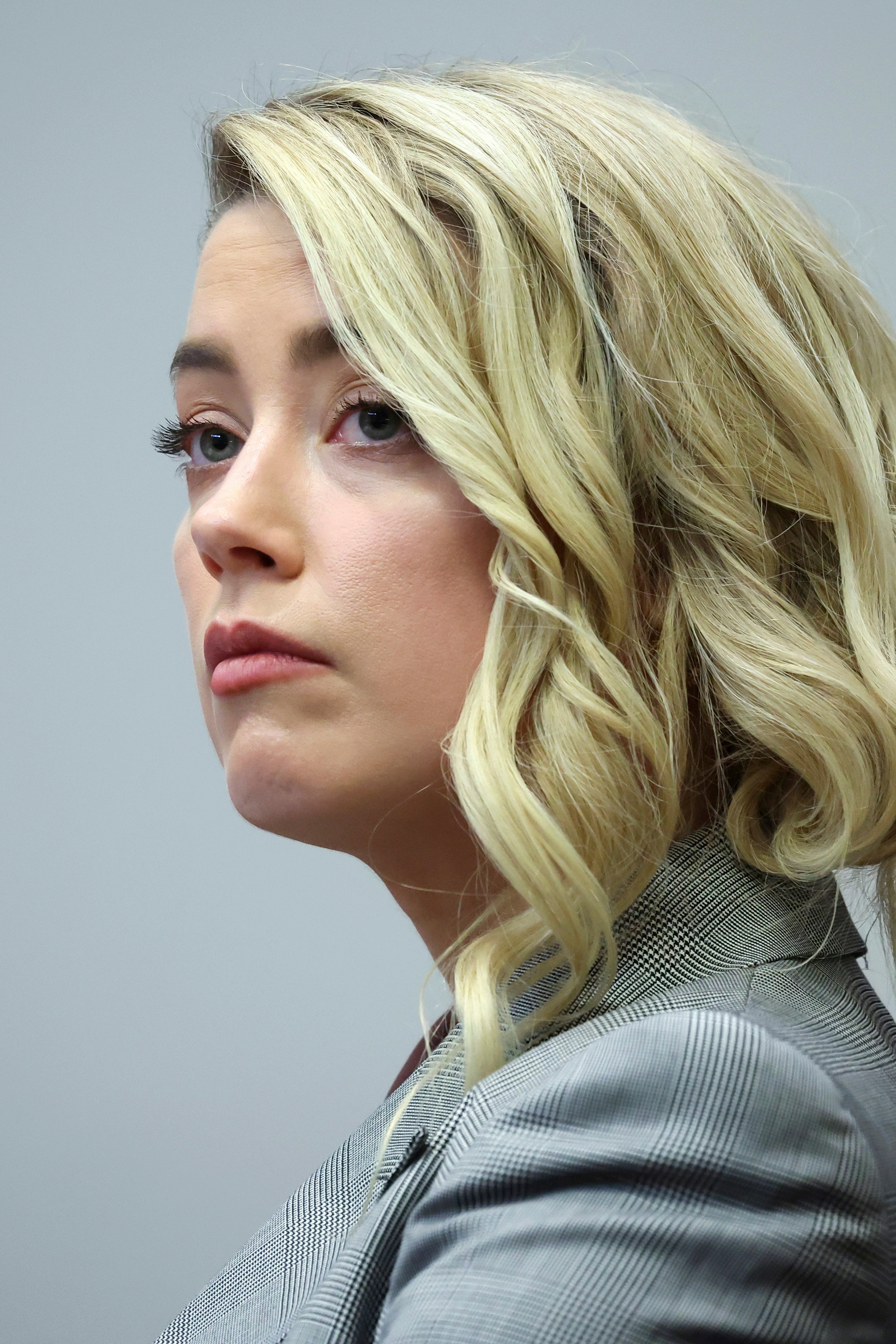 Amber Heard recuerda a los miembros del jurado que “soy un ser humano” al volver al estrado (Michael Reynolds/AP)