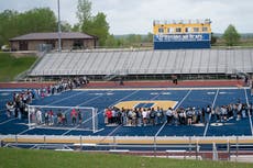 Víctimas de tiroteo en escuela de Michigan forman una “U” gigante en apoyo a familiares de tragedia en Texas