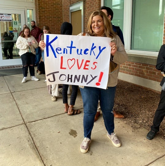 Una fan sostiene un cartel afuera de la corte del condado de Fairfax en apoyo a Johnny Depp