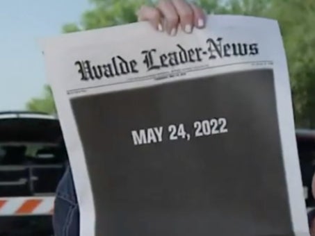 La portada del Uvalde Leader-News , el periódico local de Uvalde, Texas, el día después de que un tirador en masa matara a 19 alumnos de cuarto grado y a dos miembros del profesorado en la Escuela Primaria Robb