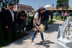 Meghan Markle hace visita sorpresa a Uvalde para rendir homenaje a las víctimas del tiroteo en Texas