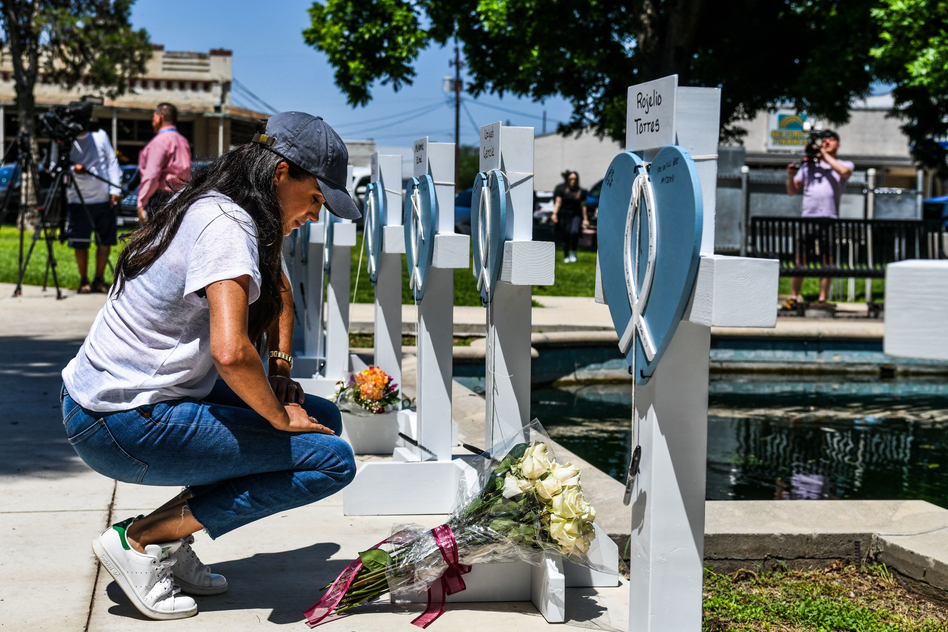 Meghan Markle lleva flores al homenaje a las vñictimas del tiroteo de Uvalde