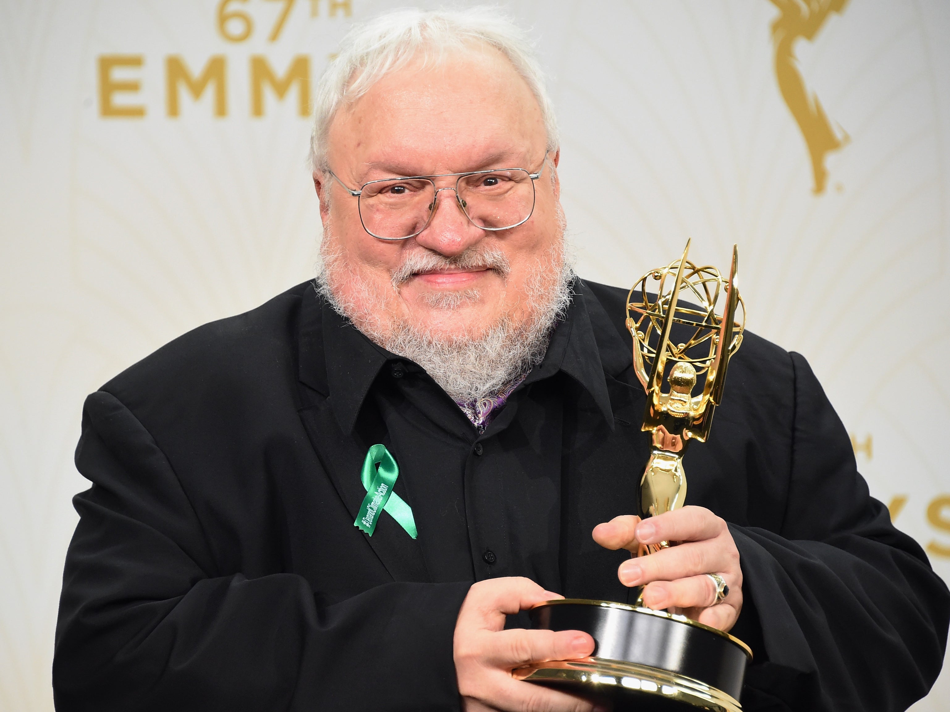 Martin sostiene en alto el Emmy a la mejor serie dramática concedido a Game of Thrones en 2015