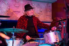 Fallece el baterista Alan White de la banda Yes