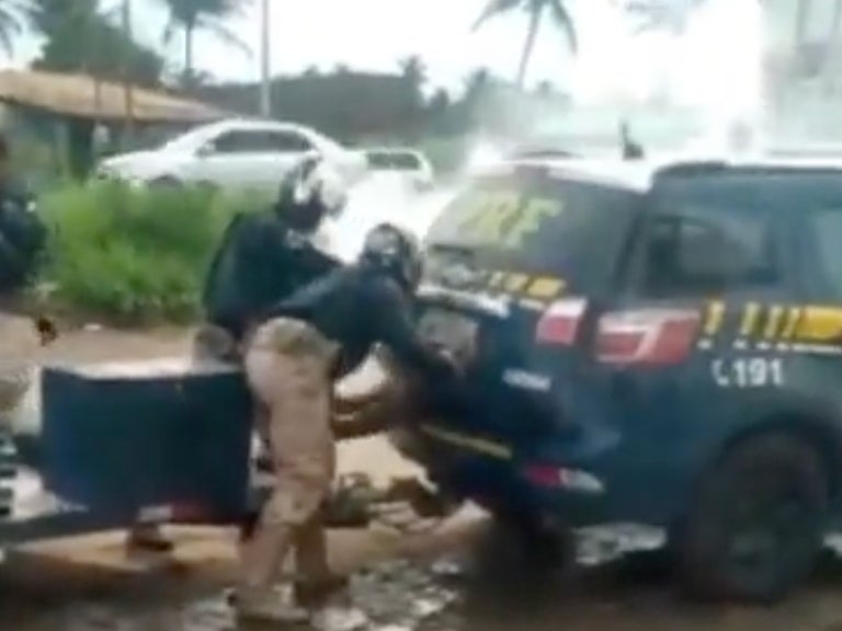 Acusaron a los policías de convertir un automóvil en una “cámara de gas”