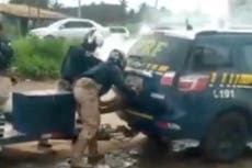 Policías en Brasil filmados mientras “gasean a un enfermo mental hasta la muerte en la cajuela de un auto”