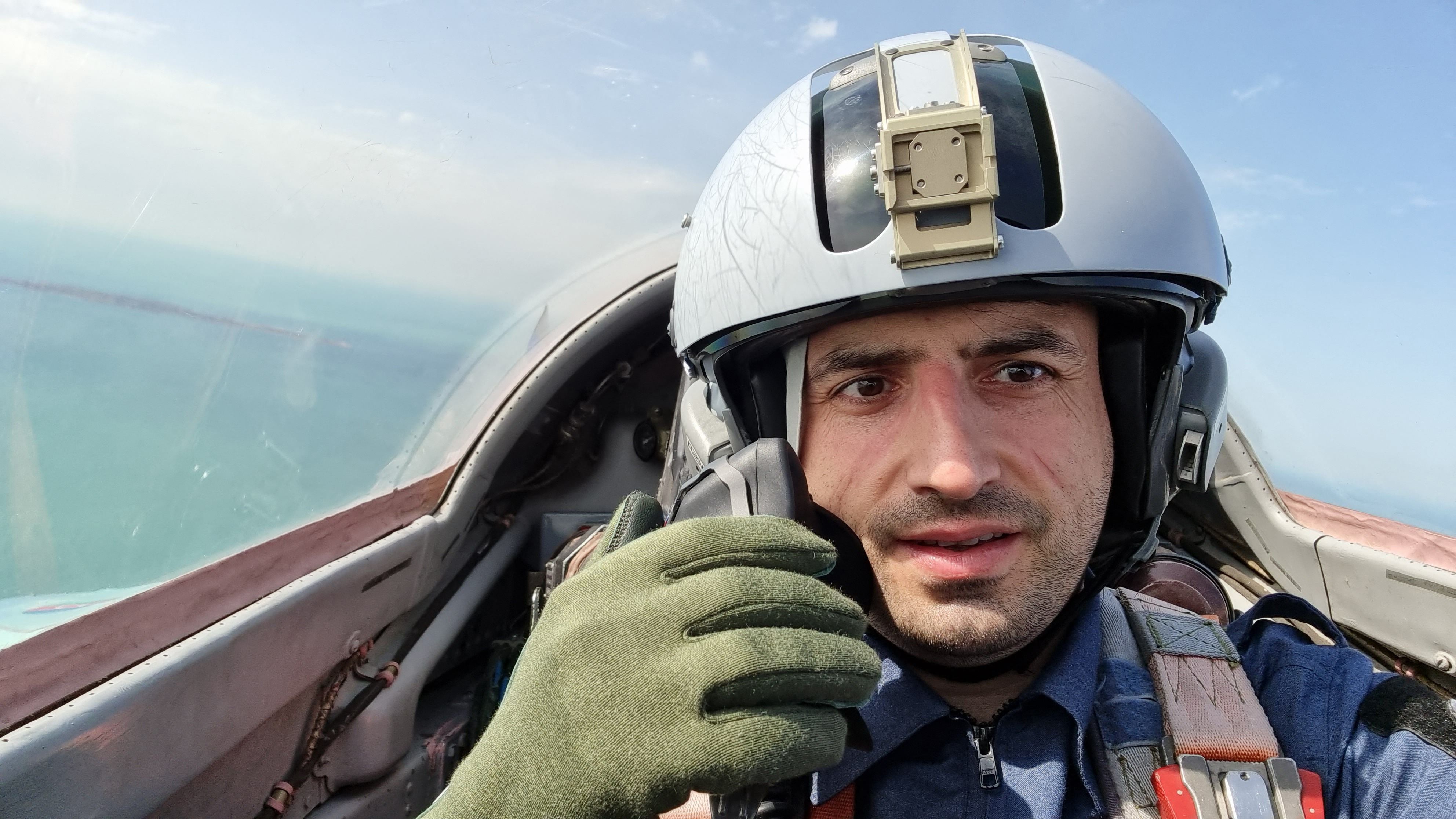 Selcuk Bayraktar, jefe de tecnología de la empresa aeroespacial turca Baykar Defence, en un Mikoyan MiG-29 de las fuerzas aéreas de Azerbaiyán, en Bakú