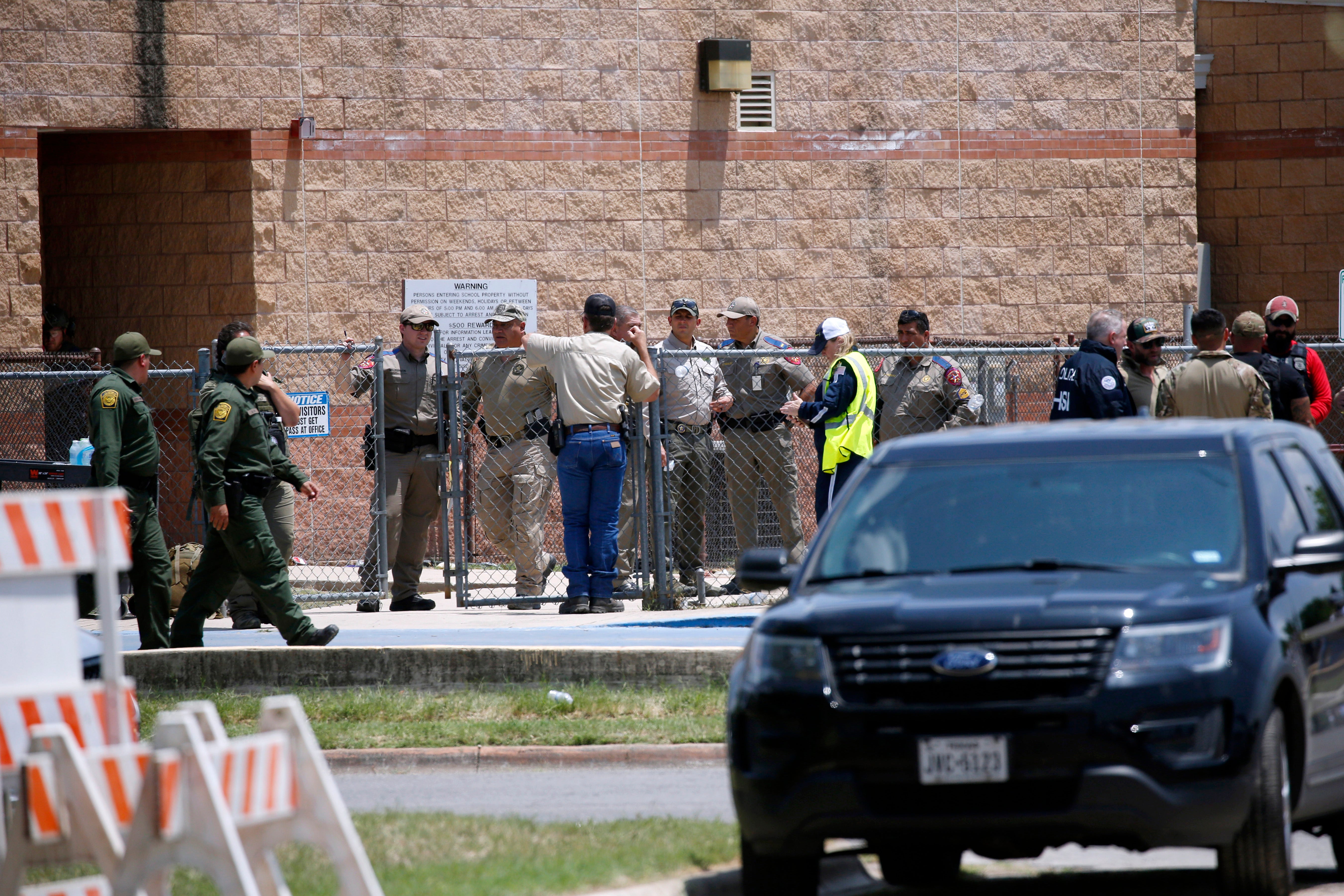 Las fuerzas del orden y otros equipos de primera respuesta reunidos fuera de la escuela primaria Robb después del tiroteo el 24 de mayo de 2022 en Uvalde, Texas