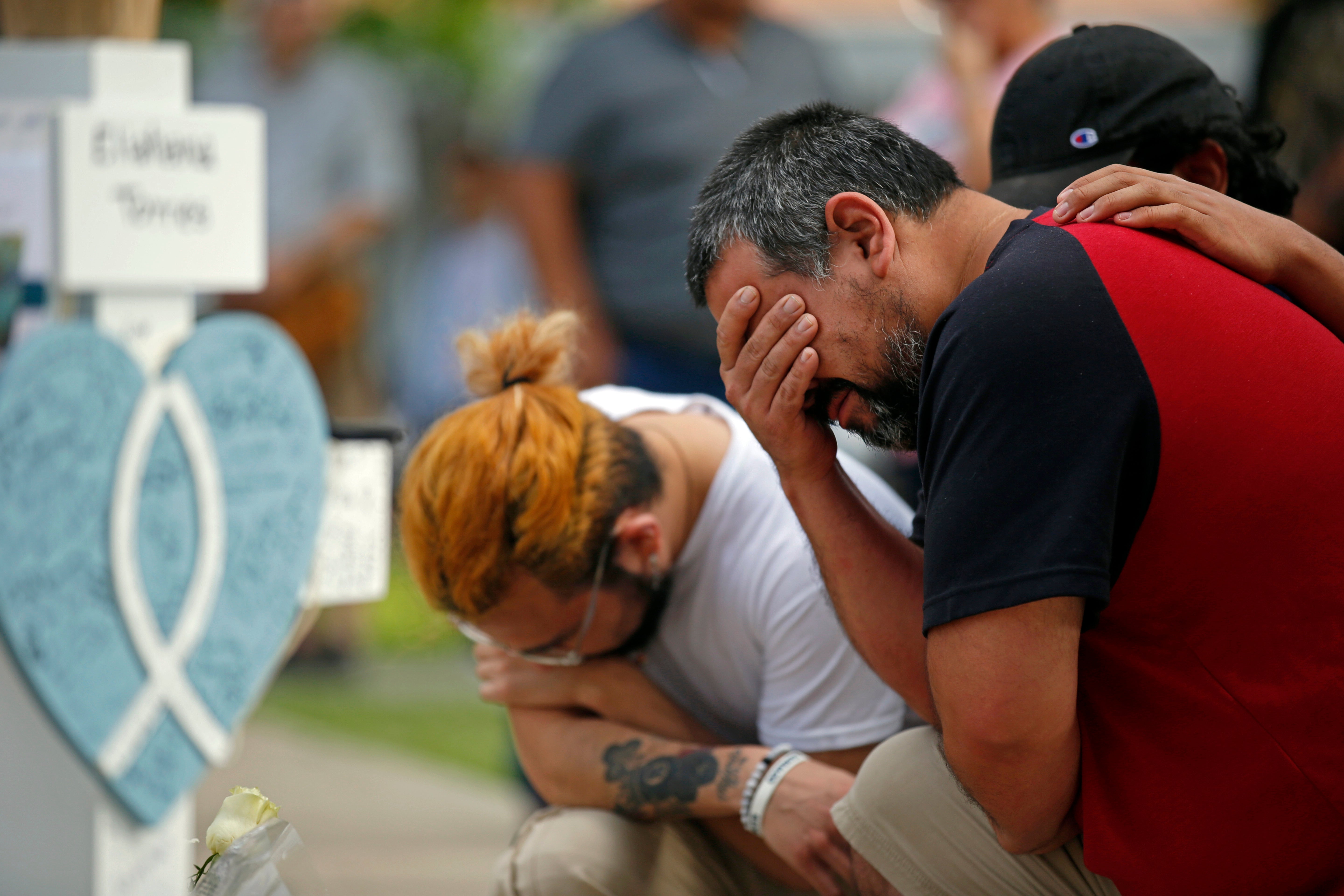 Vincent Salazar (der), padre de Layla Salazar, llora al arrodillarse frente a la cruz con el nombre de su hija en un monumento fúnebre por las víctimas del tiroteo en la escuela primaria de Uvalde