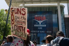 Beto O’Rourke exige acción “antes de que otro niño reciba un disparo en la cara” durante protesta contra NRA