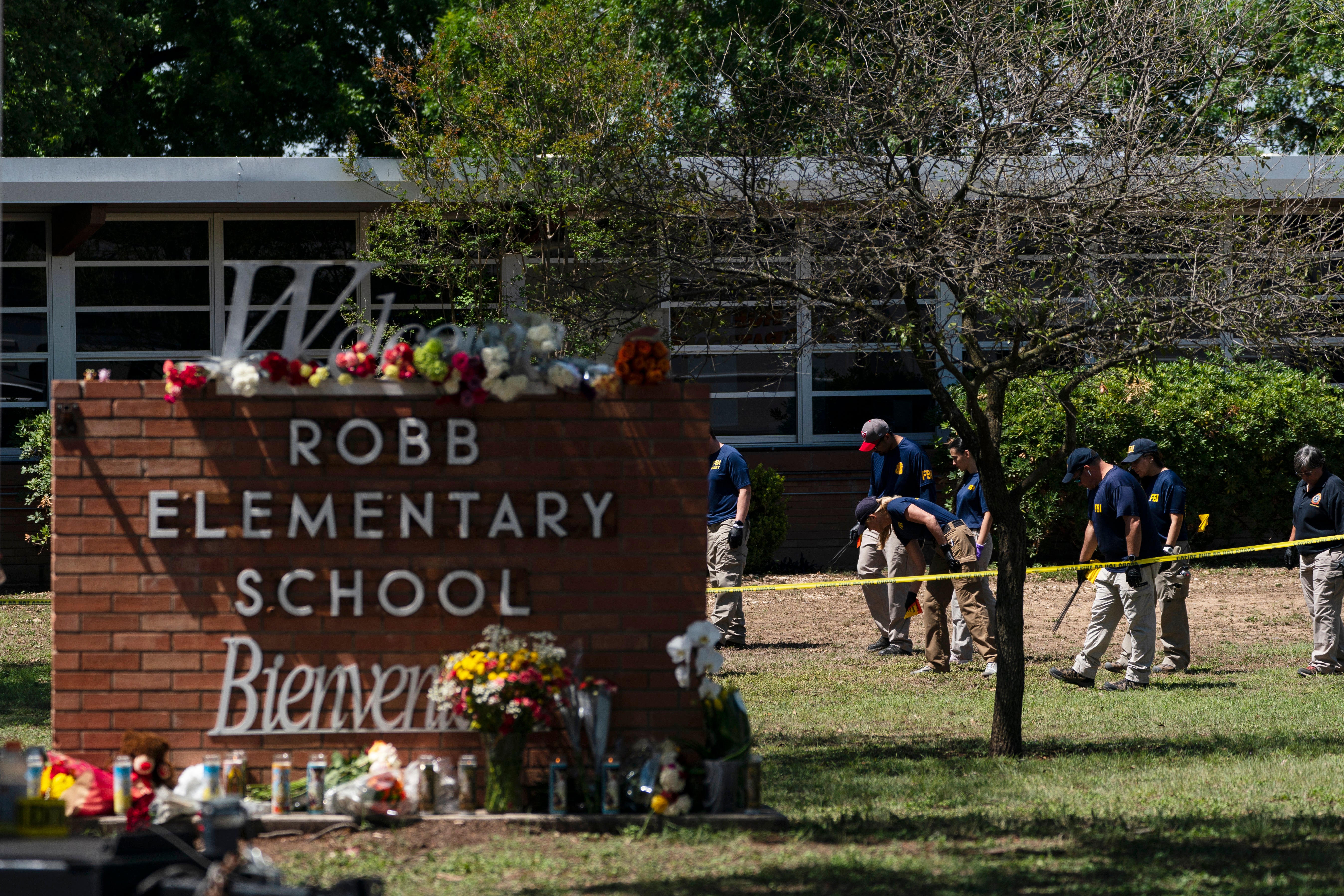 ARCHIVO - Los investigadores buscan pruebas en el exterior de la escuela primaria Robb en Uvalde, Texas, el 25 de mayo de 2022