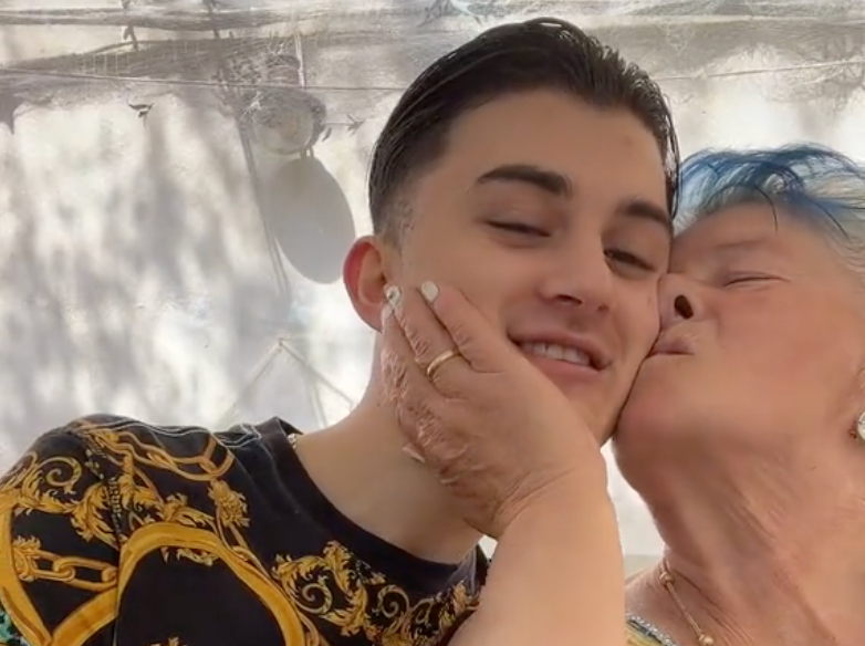 Joven de 19 años le propone matrimonio a su novia de 76 y se vuelve viral en TikTok