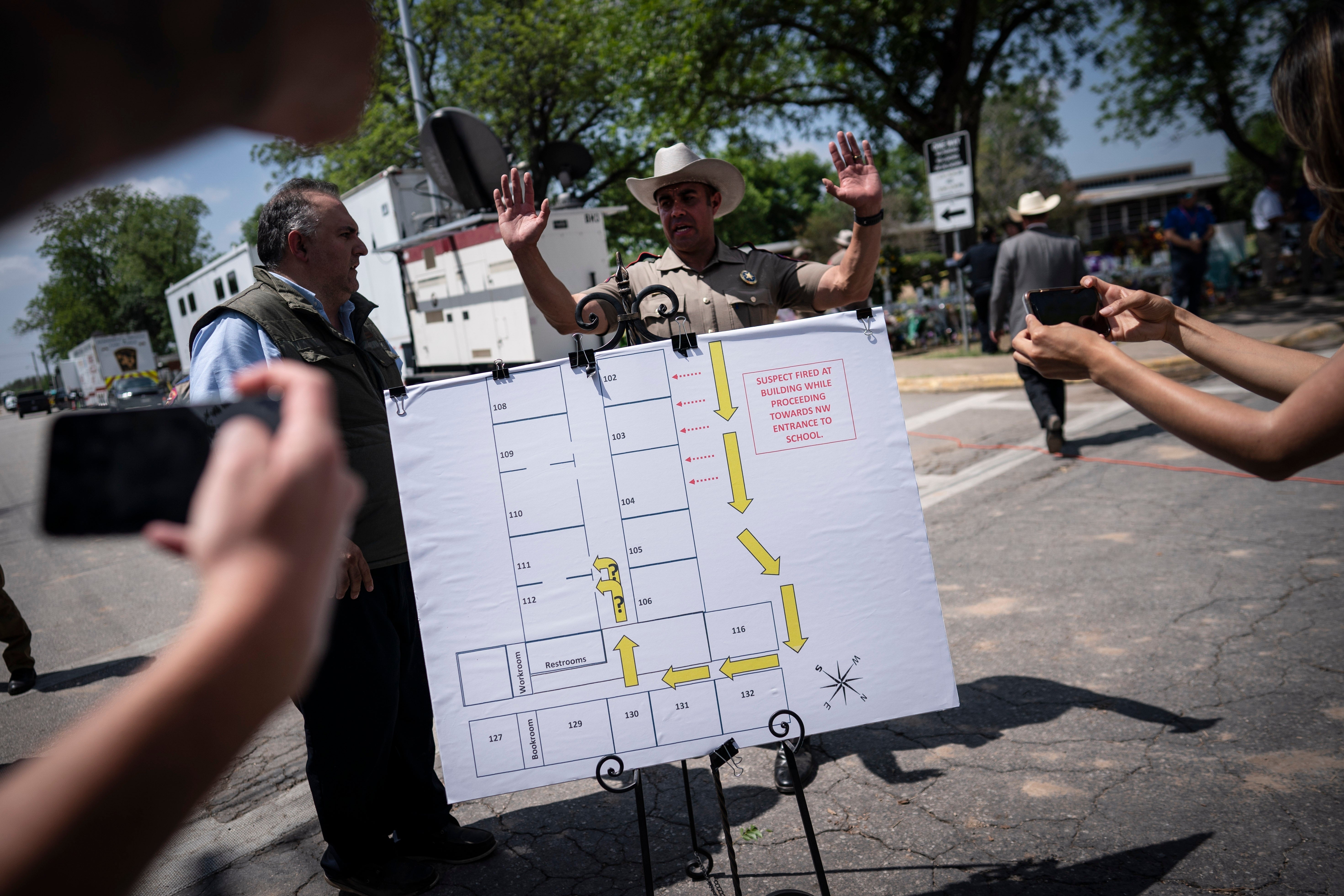 La policía mostró un mapa de la escuela en la conferencia de prensa del viernes