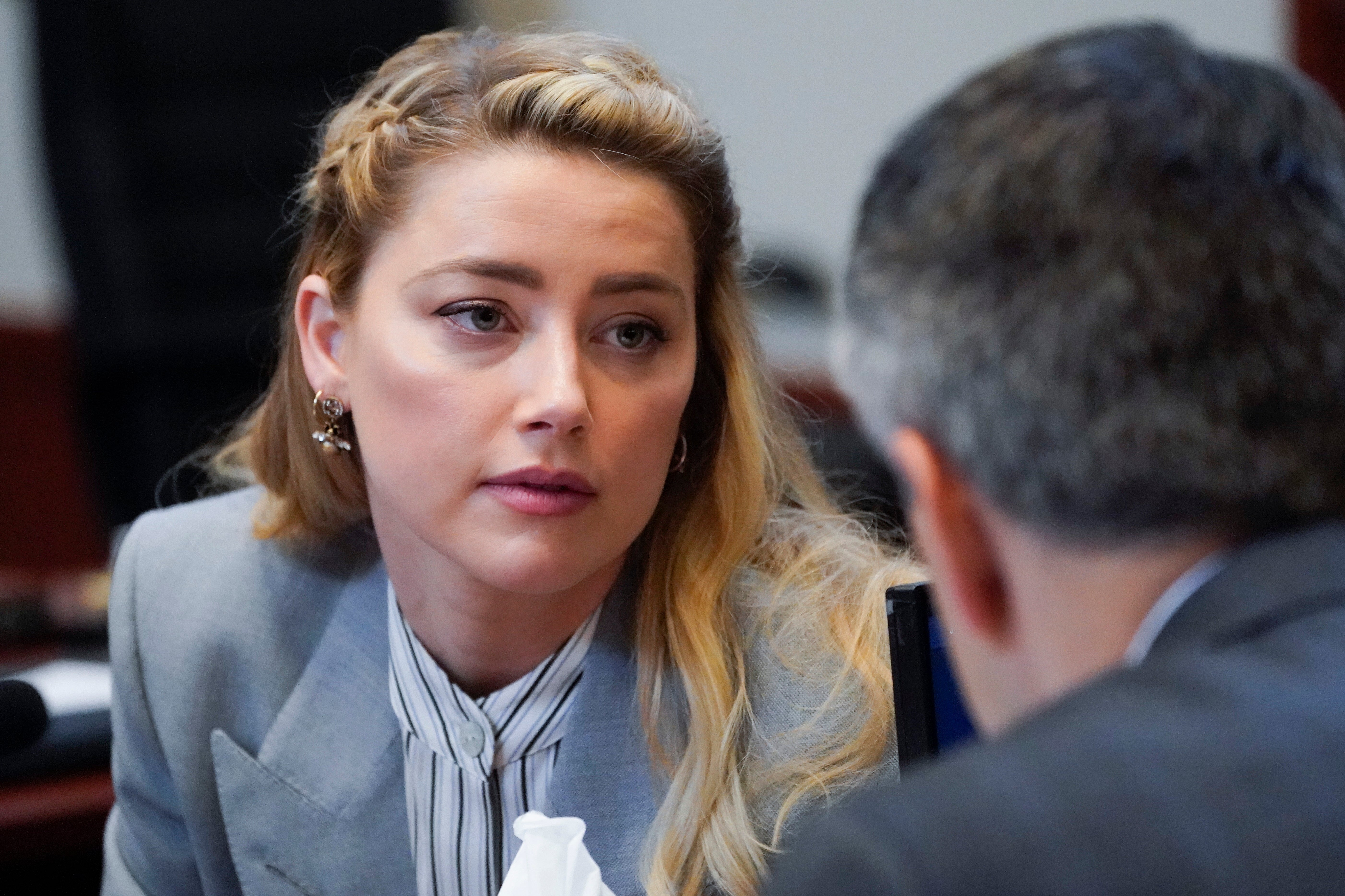 Abogado de Amber Heard dice que debería ganar el caso incluso si ella le cortó el dedo a Depp con un hacha