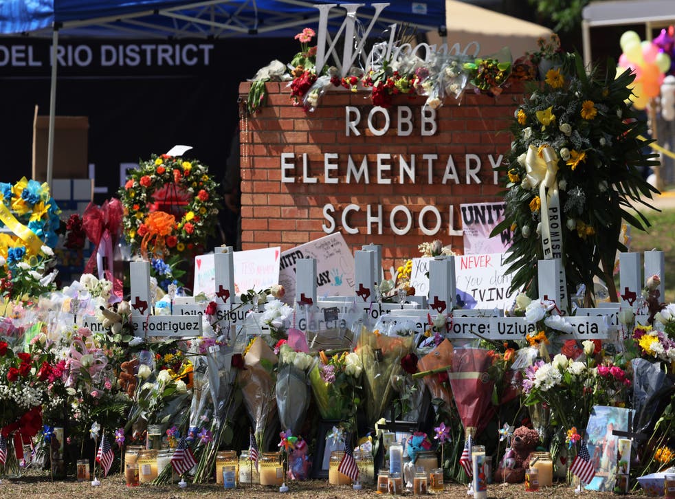 <p>Cruces con los nombres de las víctimas afuera de la Escuela Primaria Robb </p>