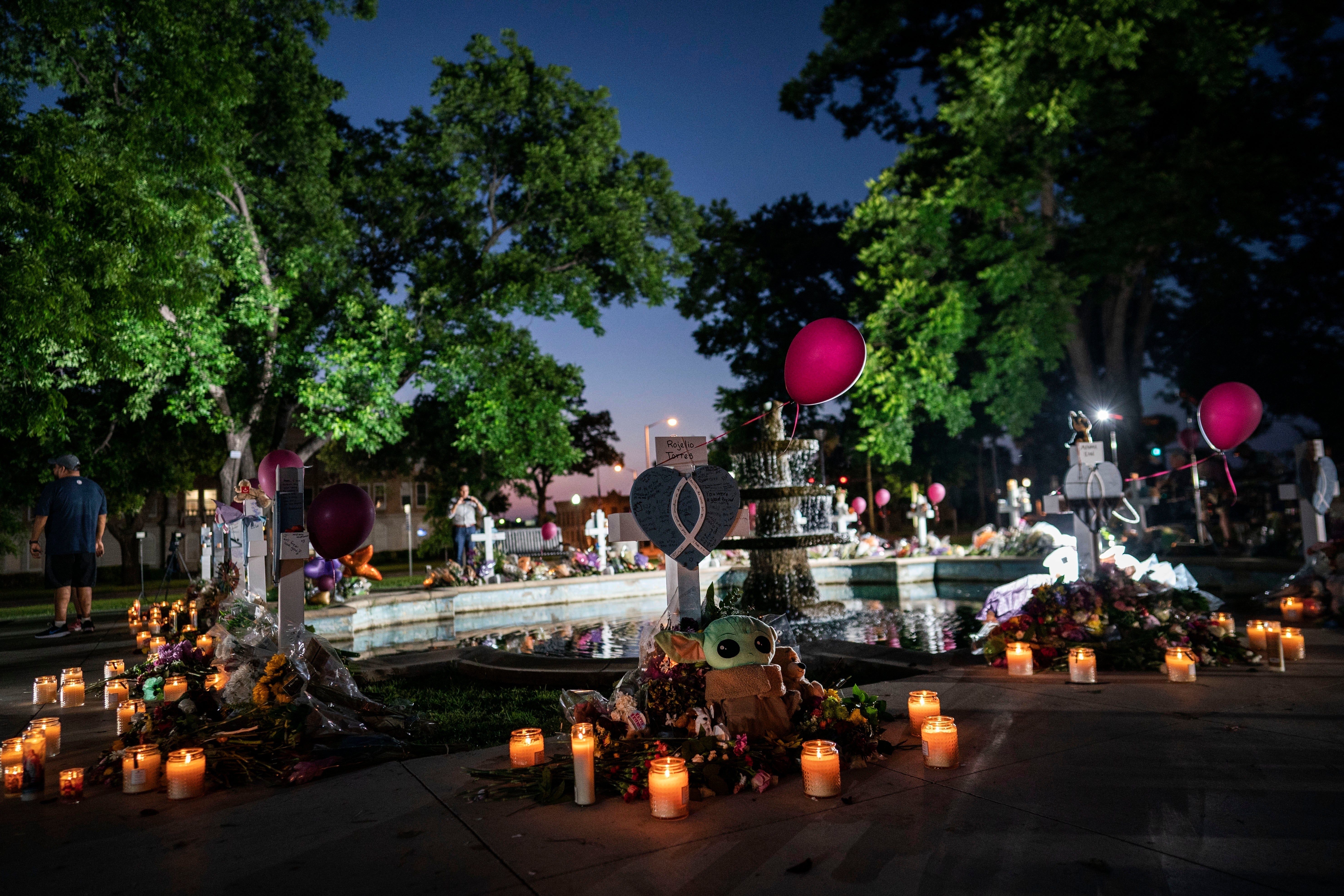 Se encendieron velas en un monumento conmemorativo en la plaza pública de la ciudad para las víctimas de la Escuela Primaria Robb