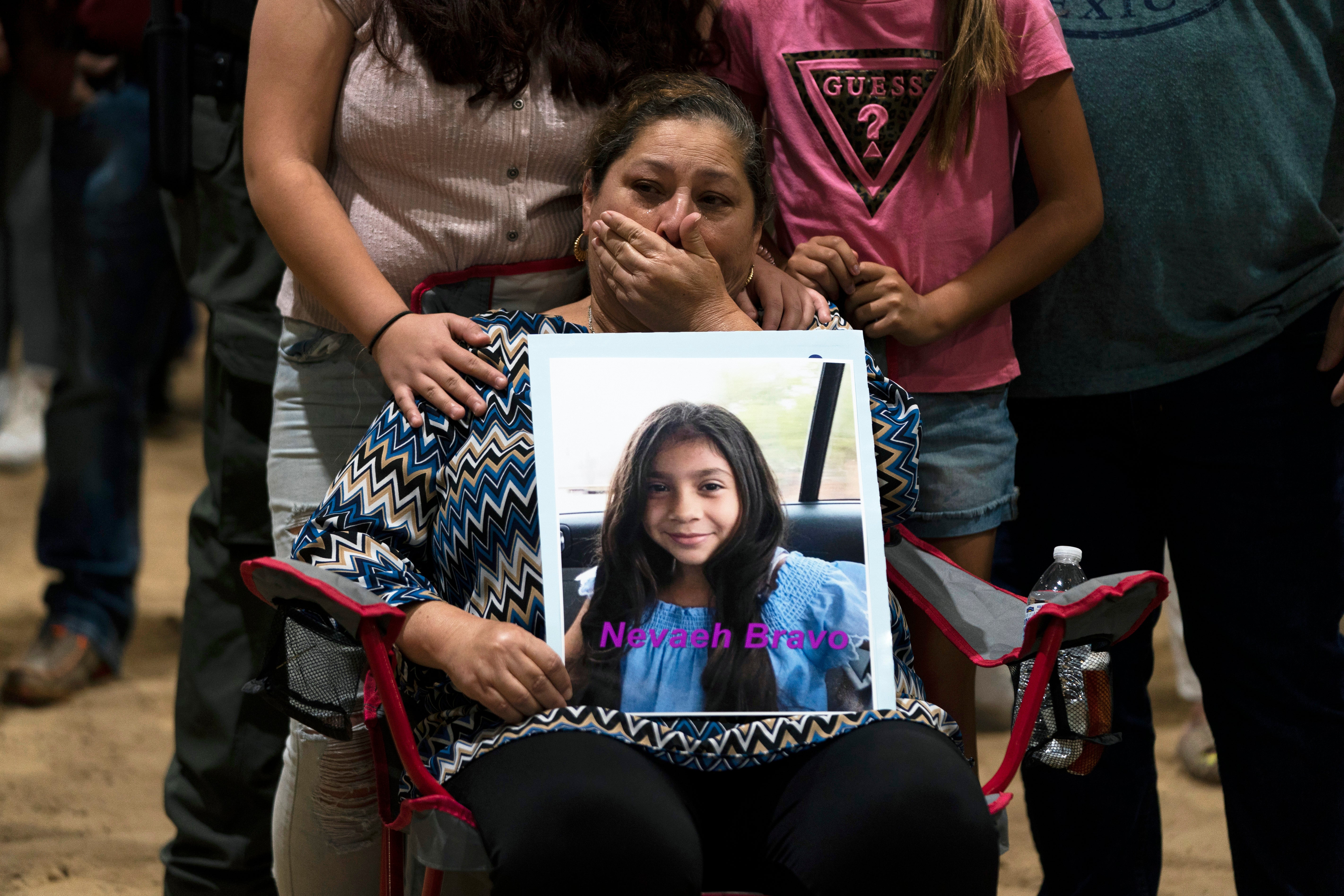 Esmeralda Bravo, de 63 años, llora al sostener una foto de su nieta, Nevaeh, una de las víctimas de la Escuela Primaria, durante una vigilia en Uvalde, Texas, el 25 de mayo de 2022